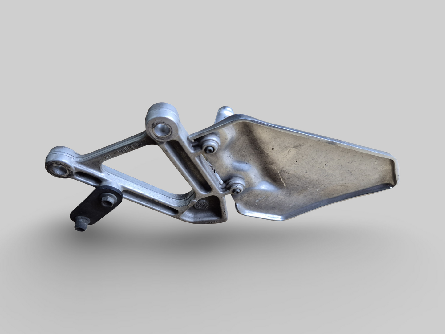 VOETSTEUN RECHTER ACHTERZIJDE AP8135909 Aprilia RSV Mille 98-03 / Tuono 03-05 