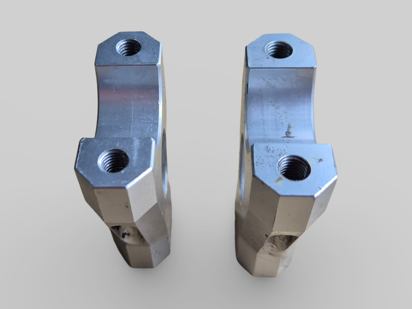 BOVENSTE JUK DRIEVOUDIGE KLEMVORK BOVENSTE PLAAT AP8123932 Aprilia RSV Mille 98-03 