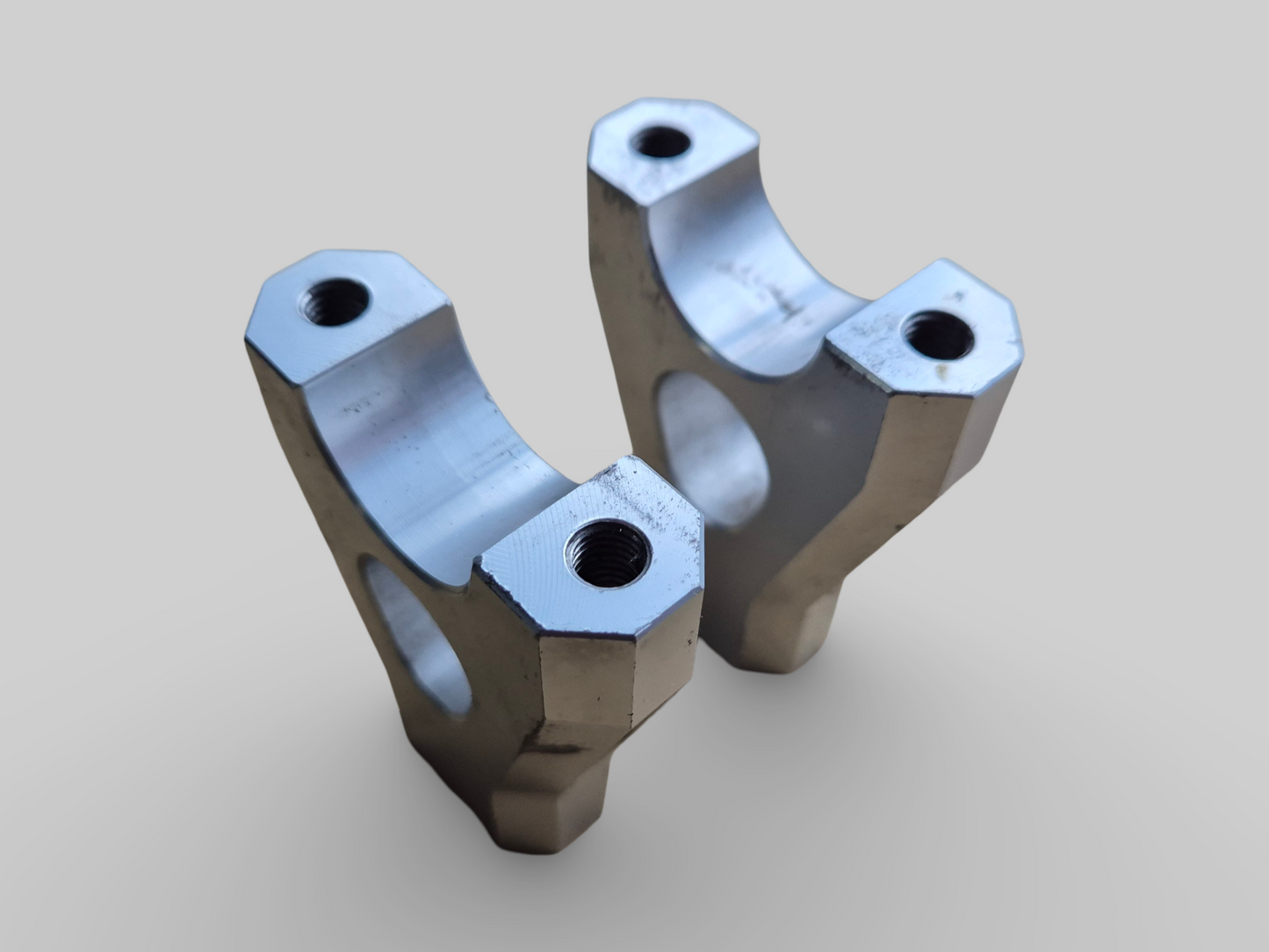 BOVENSTE JUK DRIEVOUDIGE KLEMVORK BOVENSTE PLAAT AP8123932 Aprilia RSV Mille 98-03 