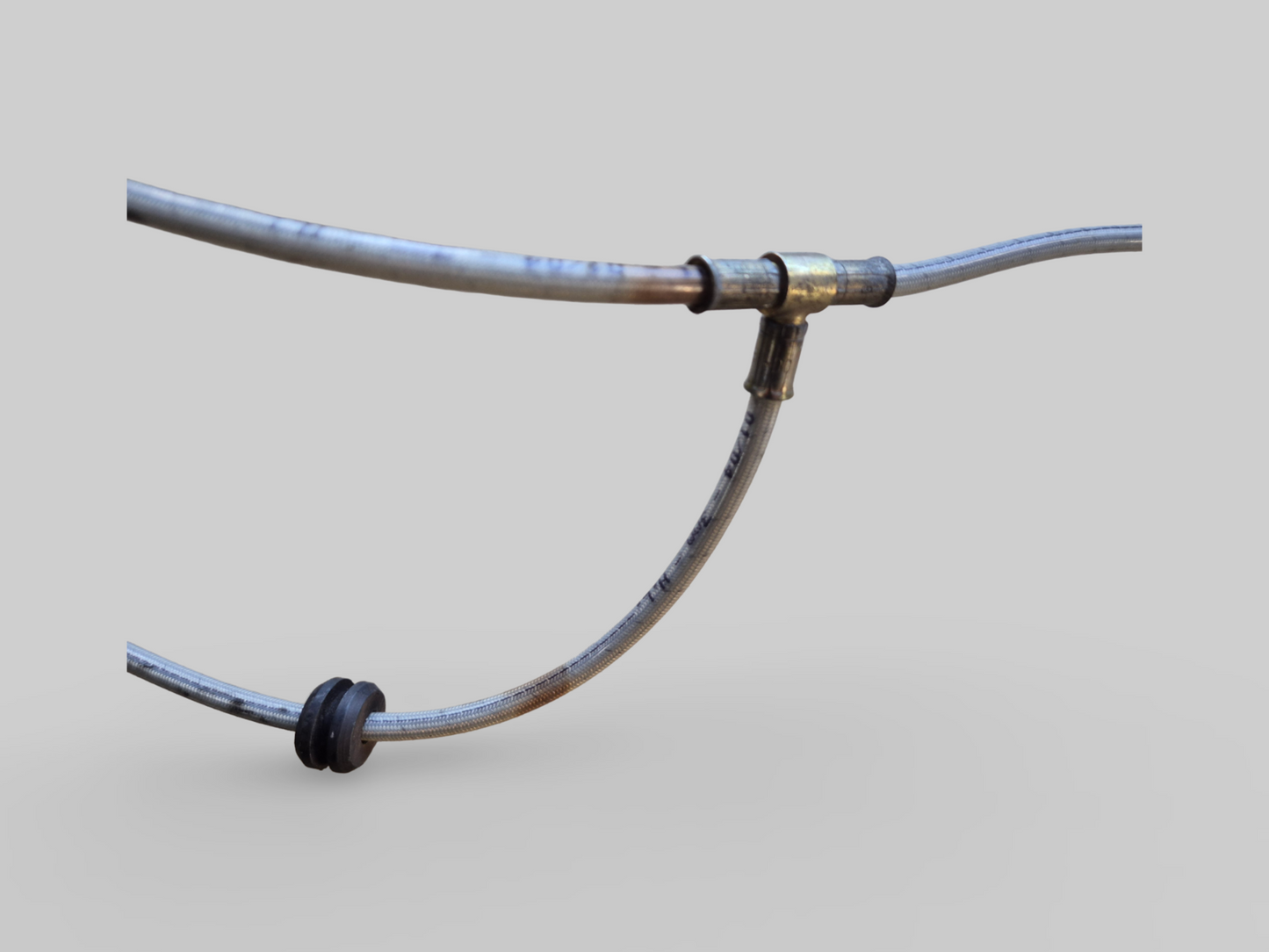 VOOR MET STAAL GEVLOCHTEN REMLEIDINGSSLANG T-VERBINDING AP8113976 Aprilia RSV Mille 98-03 