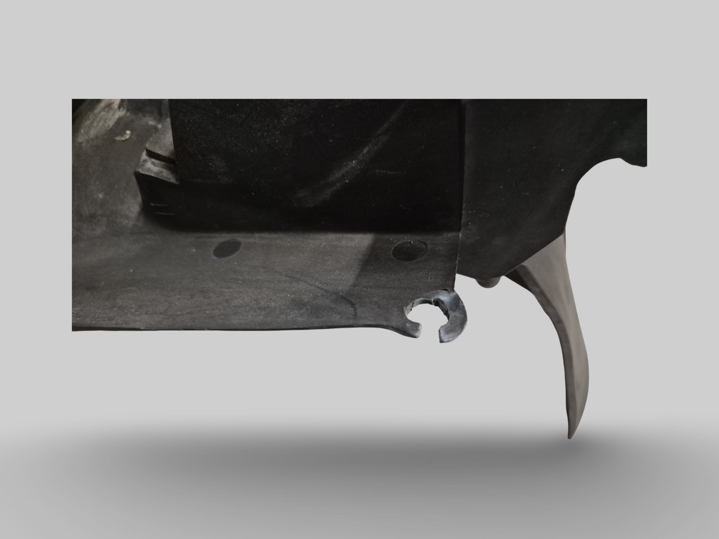 ONDER ZADEL / ACCUHOUDER AP8138591 Aprilia RSV Mille 98-03