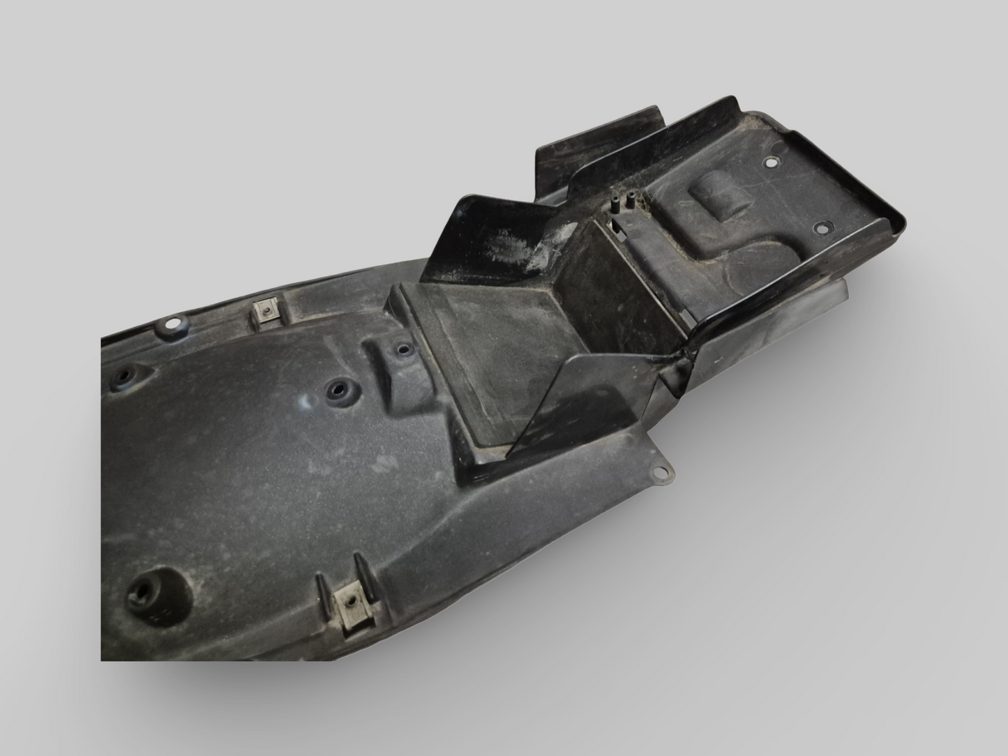 ONDER ZADEL / ACCUHOUDER AP8138591 Aprilia RSV Mille 98-03