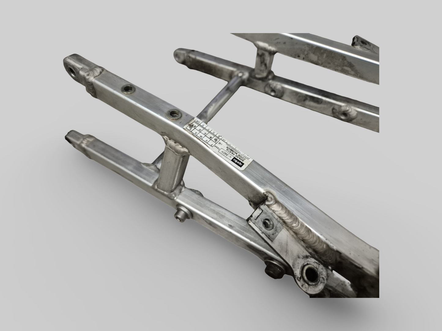 SUPPORT DE SELLE SOUS-CHÂSSIS ARRIÈRE AP8146457 Aprilia RSV Mille 98-03 / Tuono 02-05 