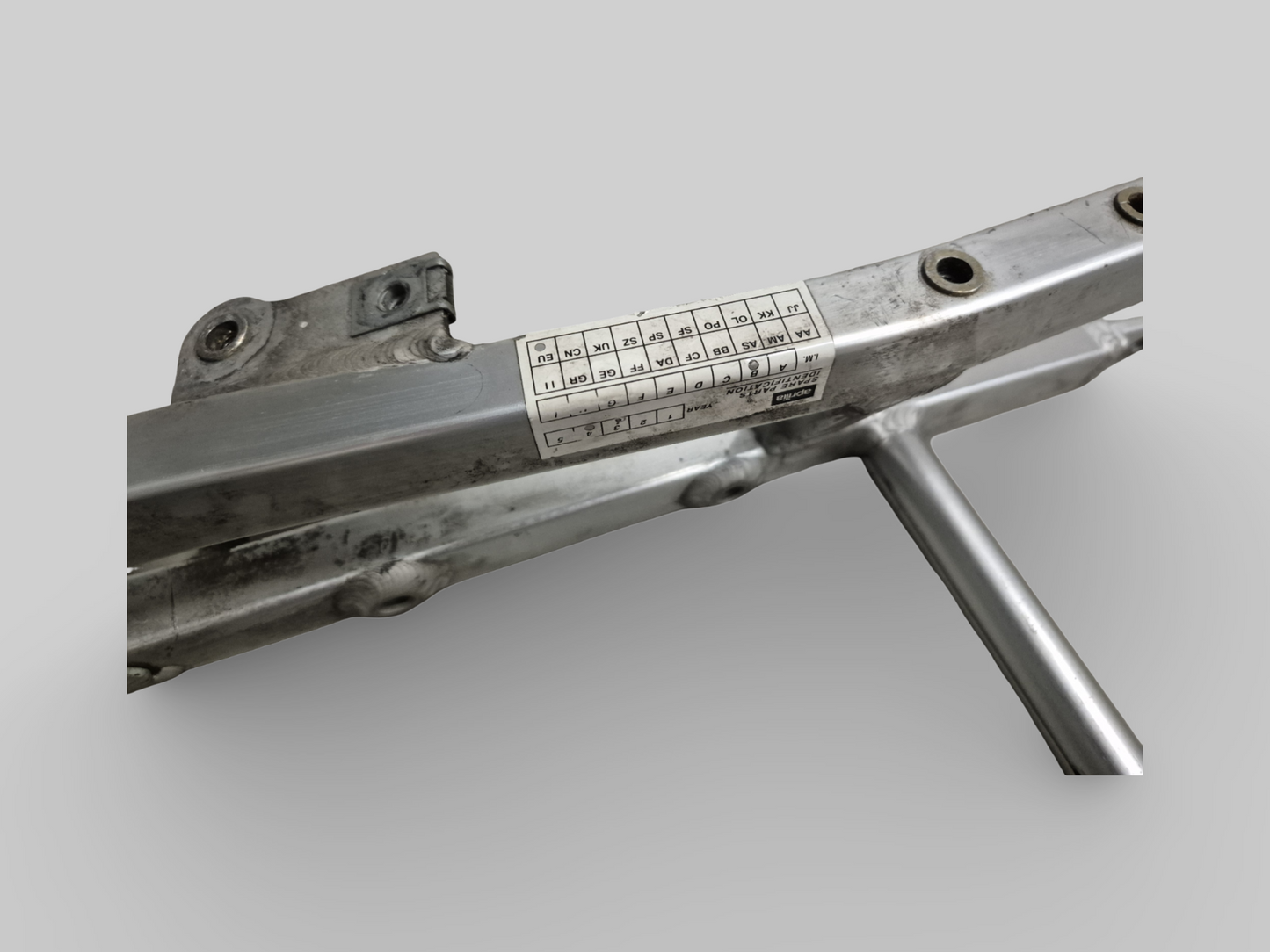 SUPPORT DE SELLE SOUS-CHÂSSIS ARRIÈRE AP8146457 Aprilia RSV Mille 98-03 / Tuono 02-05 