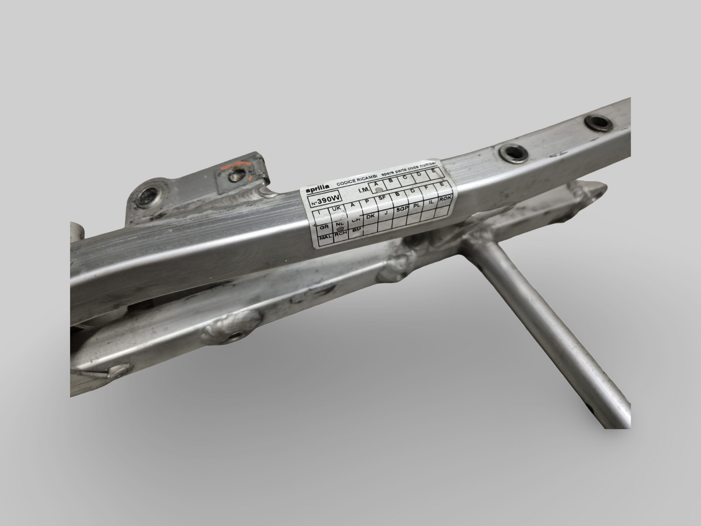 SUPPORT DE SELLE SOUS-CHÂSSIS ARRIÈRE AP8146457 Aprilia RSV Mille 98-03 / Tuono 02-05 