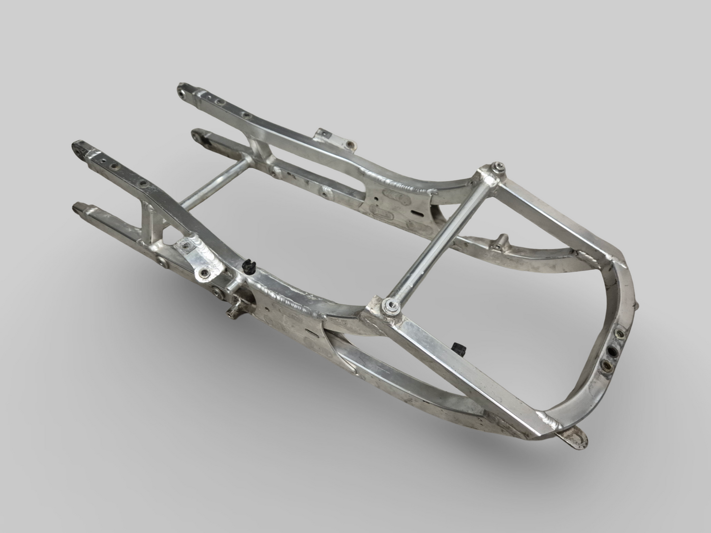 SUPPORT DE SELLE SOUS-CHÂSSIS ARRIÈRE AP8146457 Aprilia RSV Mille 98-03 / Tuono 02-05 