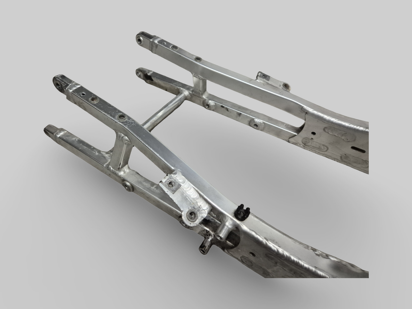 SUPPORT DE SELLE SOUS-CHÂSSIS ARRIÈRE AP8146457 Aprilia RSV Mille 98-03 / Tuono 02-05 