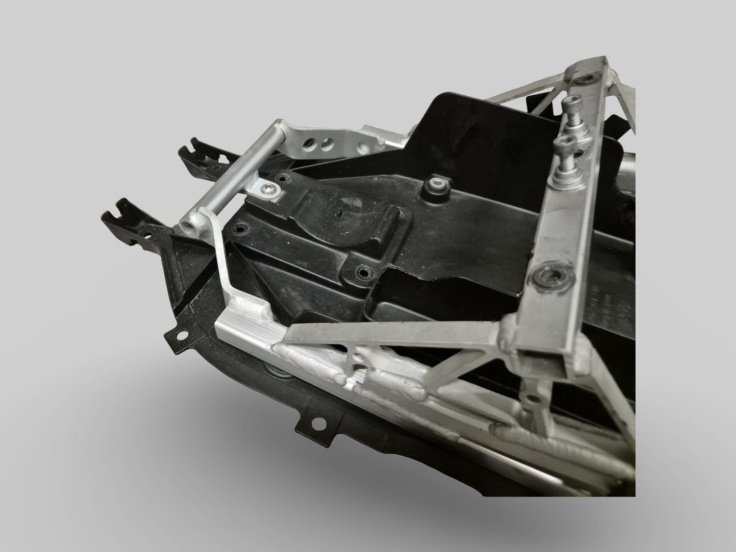 ZADELSTEUN ACHTER SUBFRAME AP8146500 Aprilia RSV1000R 04-10 / Tuono 1000R 06-10 