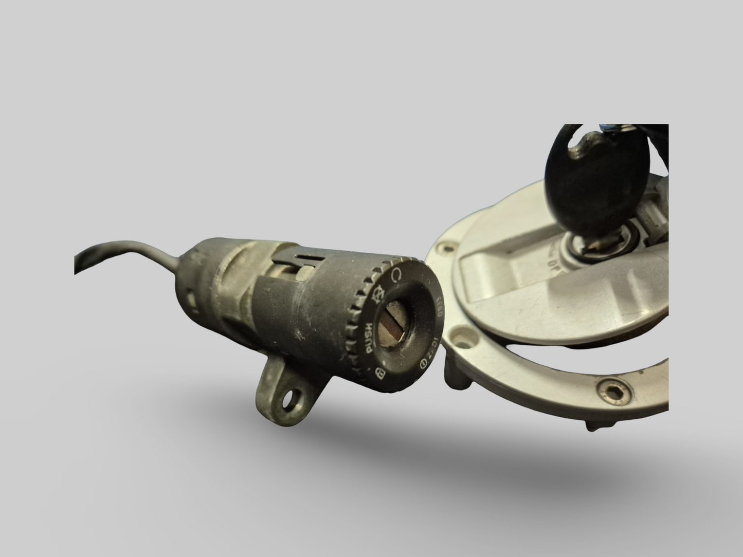 TANKDOP EN ZADELSLOT + SLEUTEL Aprilia RSV Mille 98-03 / Tuono 02-05