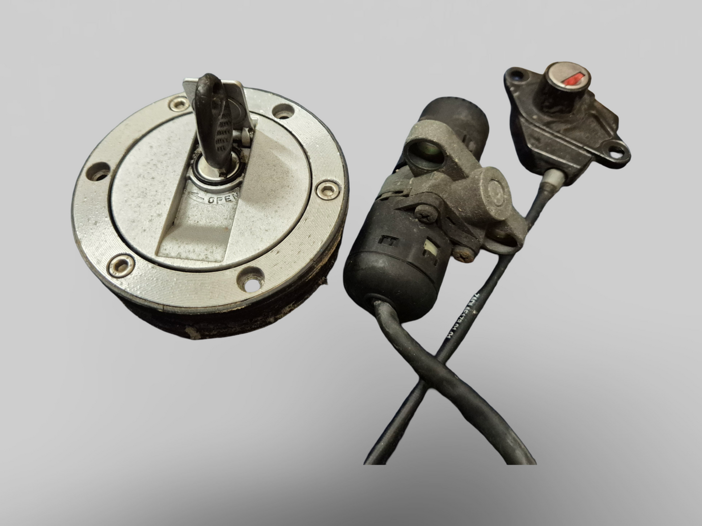 TANKDOP EN ZADELSLOT + SLEUTEL Aprilia RSV Mille 98-03 / Tuono 02-05