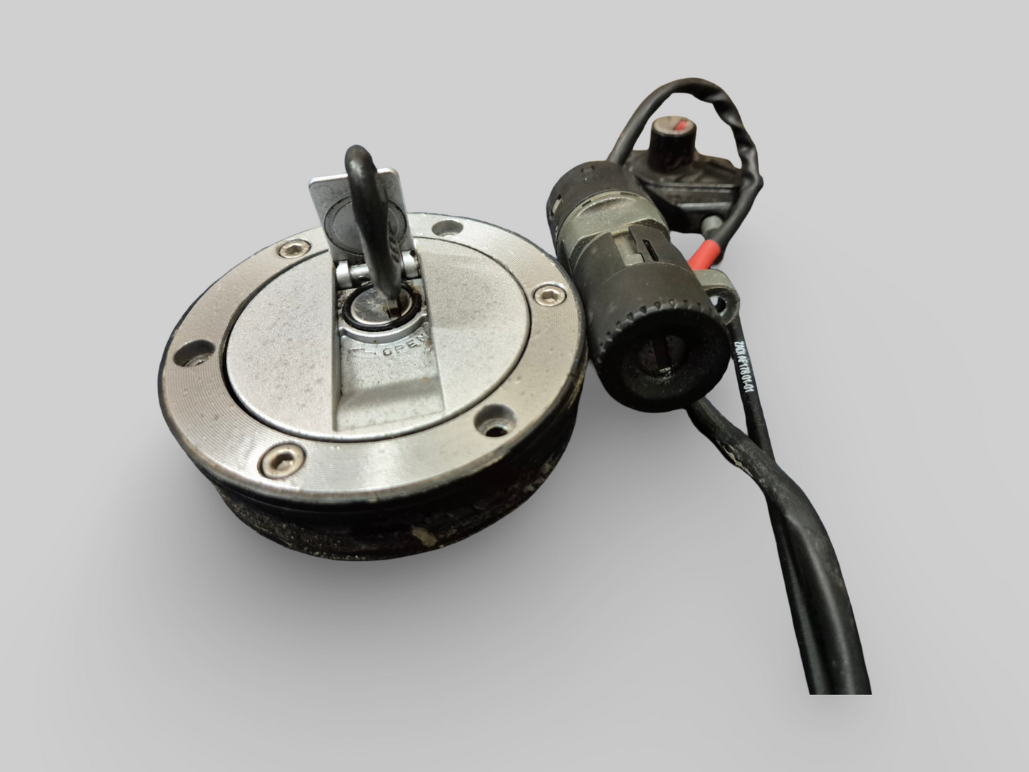 TANKDOP EN ZADELSLOT + SLEUTEL Aprilia RSV Mille 98-03 / Tuono 02-05