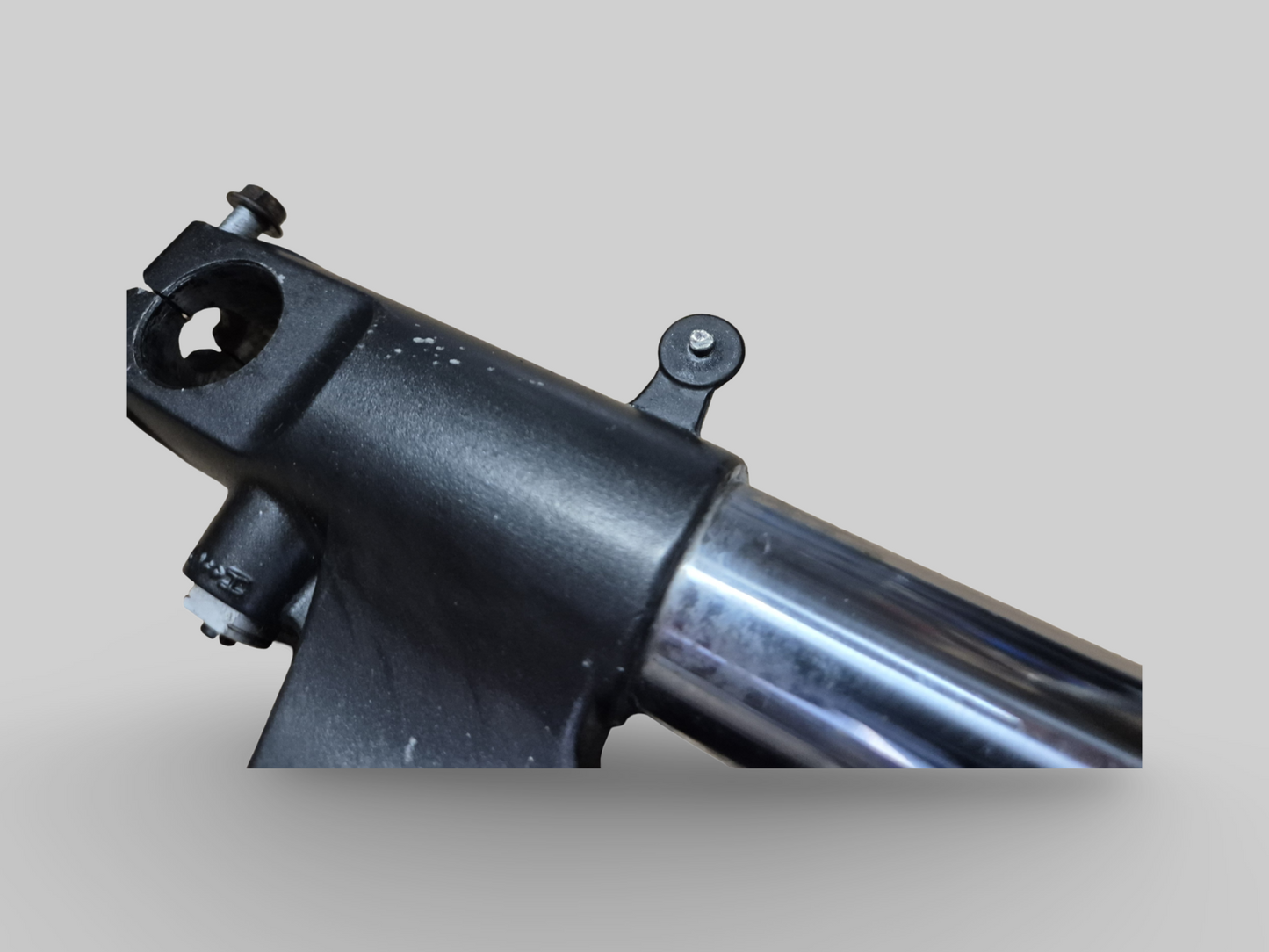 LINKER ZIJVORKPOOT AP8123971 Aprilia RSV Mille 01-03 / Tuono 02-05 