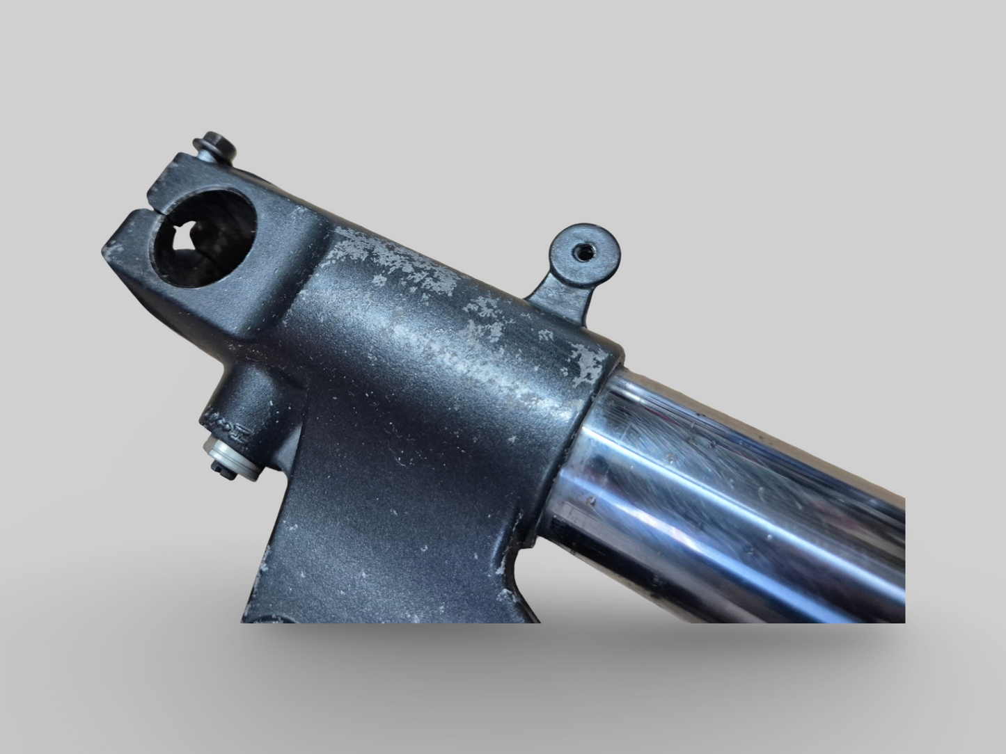 LINKER ZIJVORKPOOT AP8123971 Aprilia RSV Mille 01-03 / Tuono 02-05 