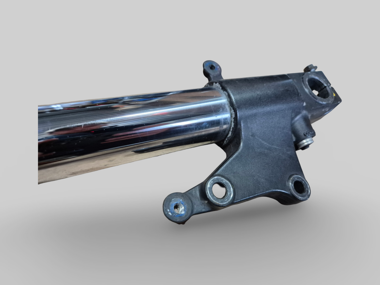 RECHTERZIJDE SHOWA AXIALE VORKPOOT AP8123637 Aprilia RSV Mille 98-03 / Tuono 02-05