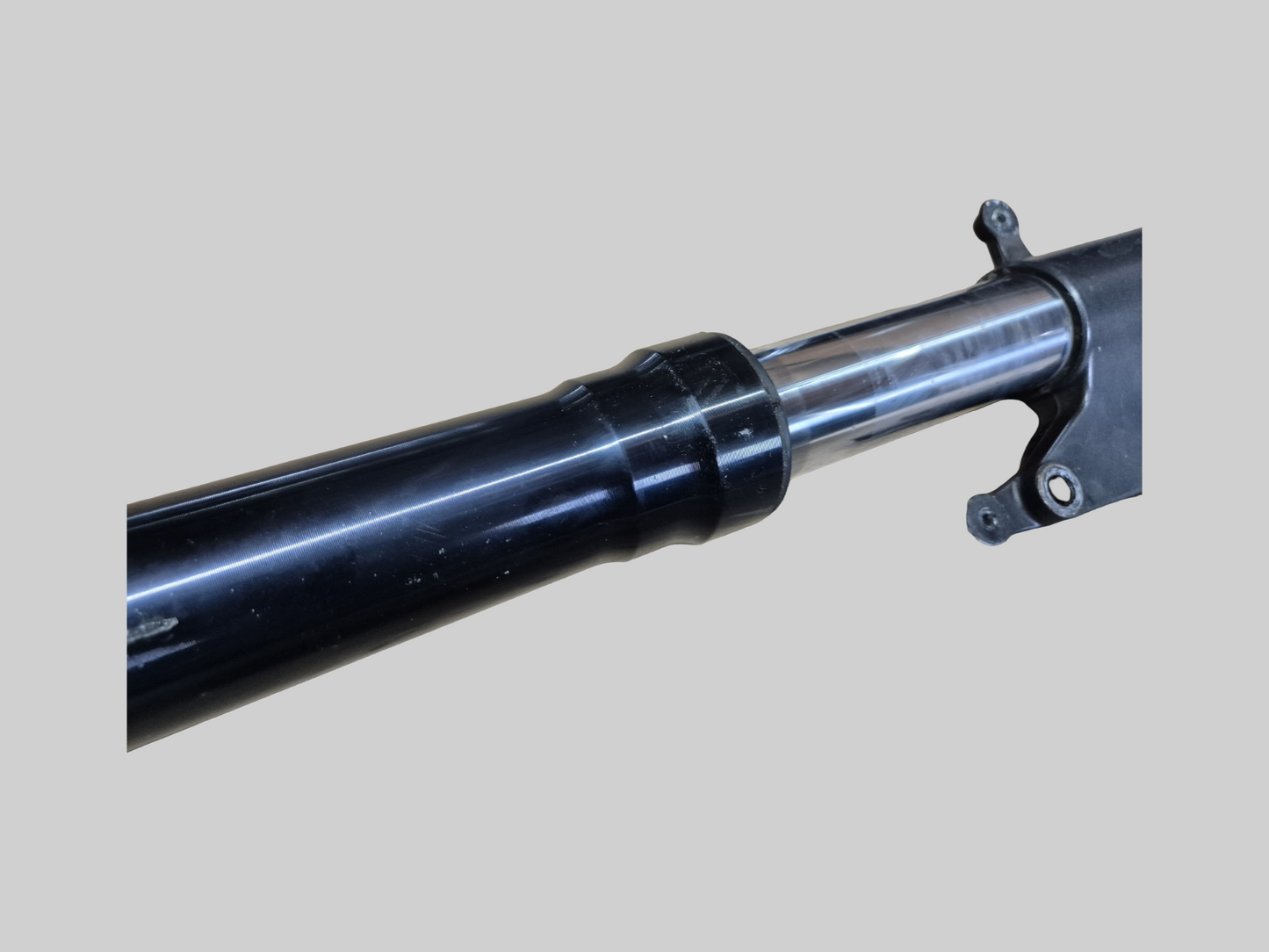 RECHTERZIJDE SHOWA AXIALE VORKPOOT AP8123637 Aprilia RSV Mille 98-03 / Tuono 02-05