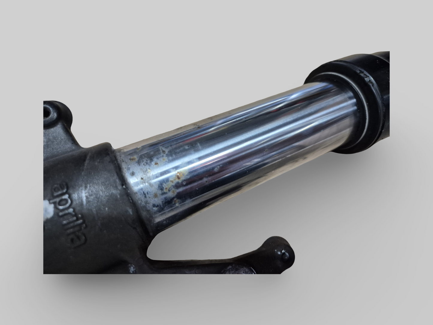 RECHTERZIJDE SHOWA AXIALE VORKPOOT AP8123637 Aprilia RSV Mille 98-03 / Tuono 02-05