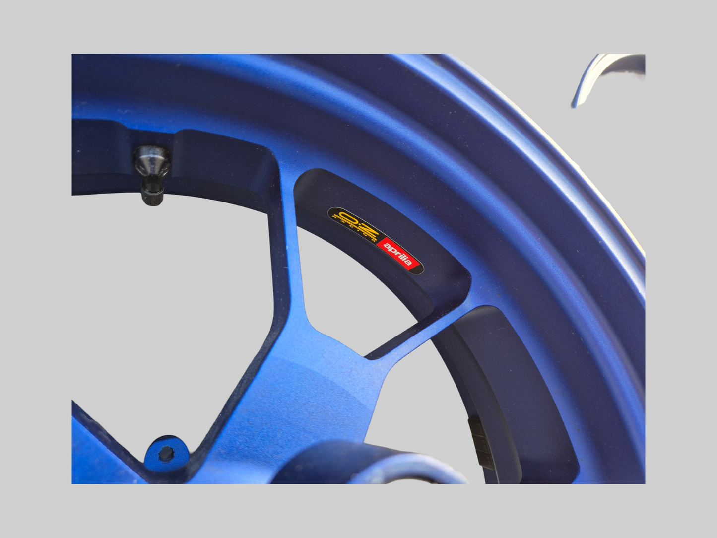 LIGHTWEIGHT OZ VELGEN AP8108676 Aprilia RSV Mille 98-03 / Tuono 02-05 