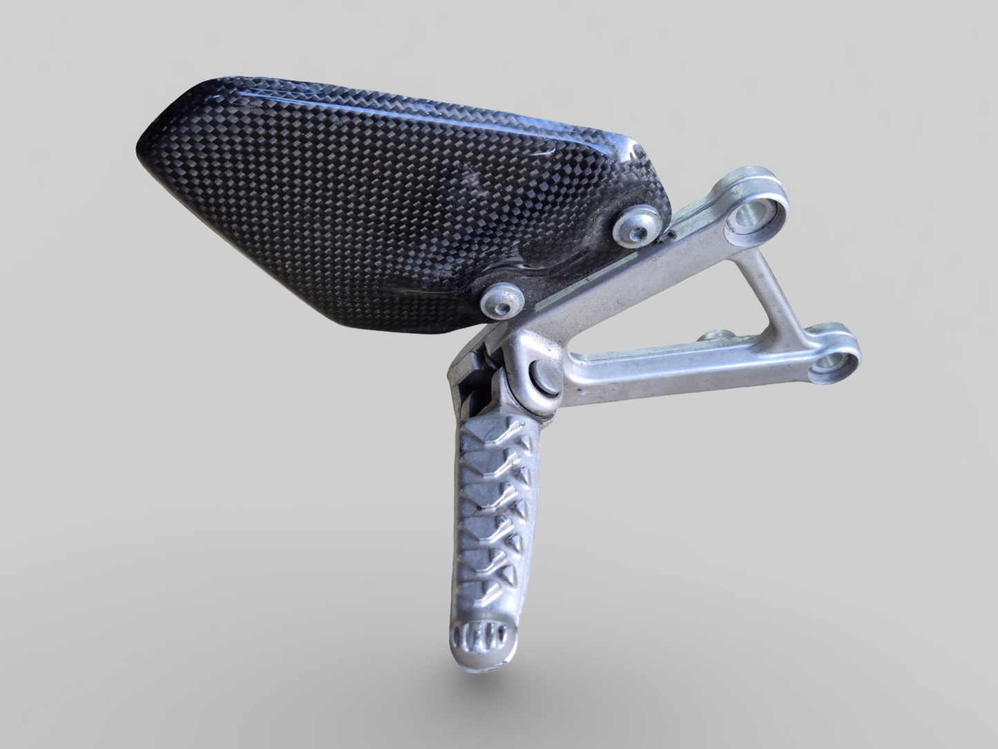 VOETSTEUN RECHTER ACHTERZIJDE AP8135909 Aprilia RSV Mille 98-03 / Tuono 03-05 