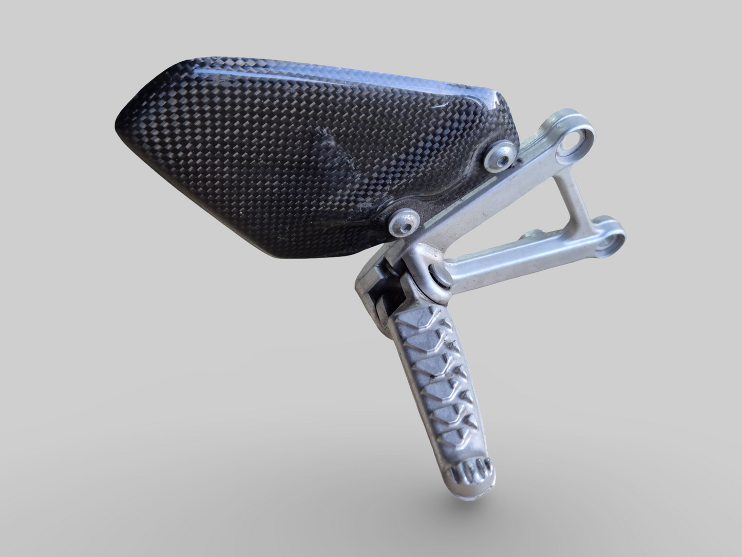 VOETSTEUN RECHTER ACHTERZIJDE AP8135909 Aprilia RSV Mille 98-03 / Tuono 03-05 