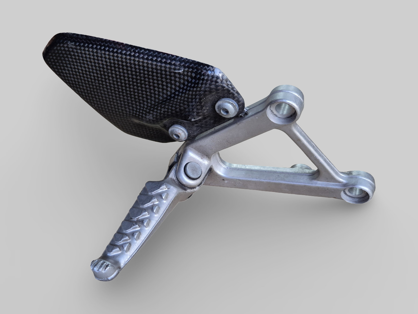 VOETSTEUN RECHTER ACHTERZIJDE AP8135909 Aprilia RSV Mille 98-03 / Tuono 03-05 