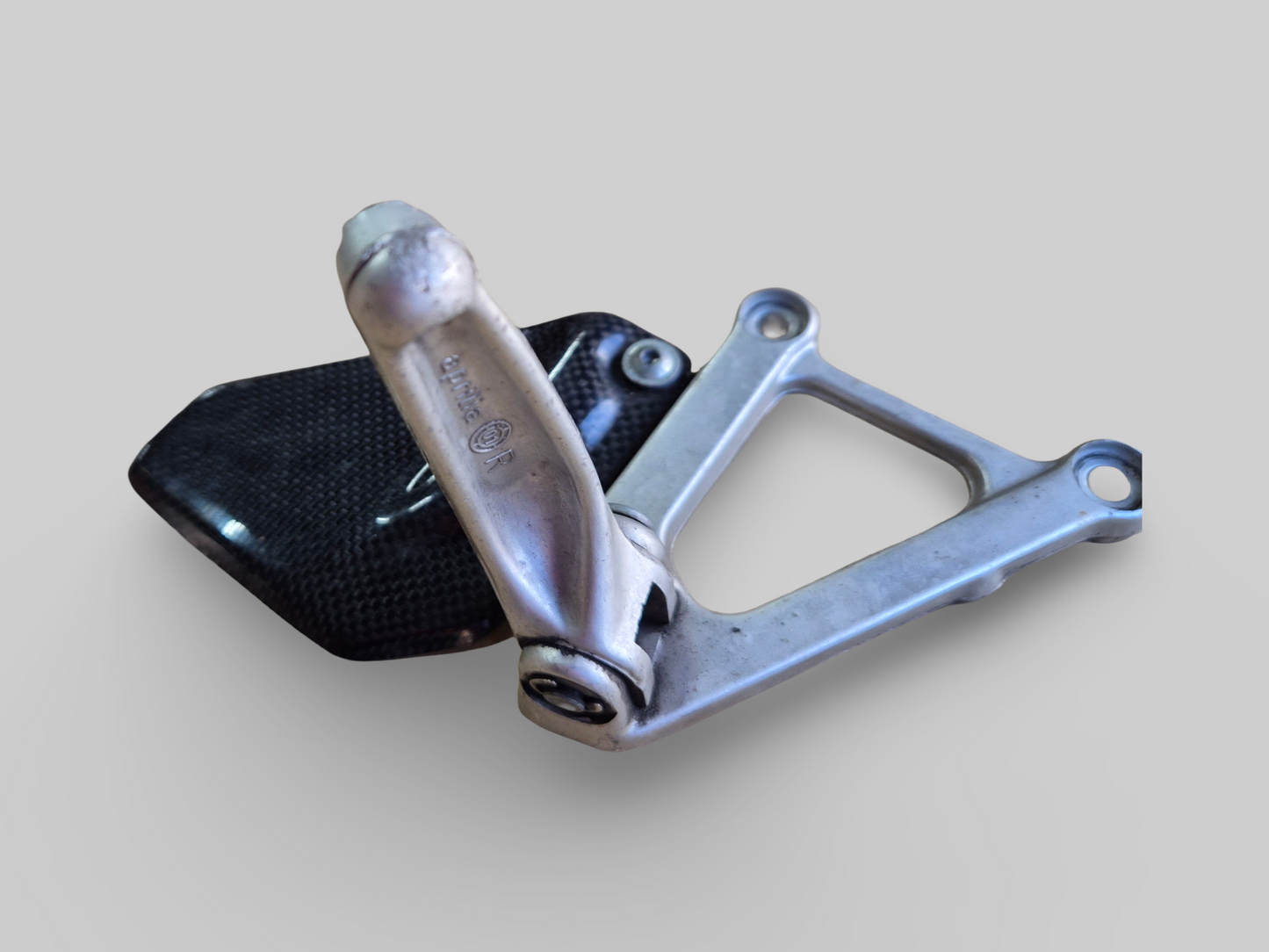 VOETSTEUN RECHTER ACHTERZIJDE AP8135909 Aprilia RSV Mille 98-03 / Tuono 03-05 