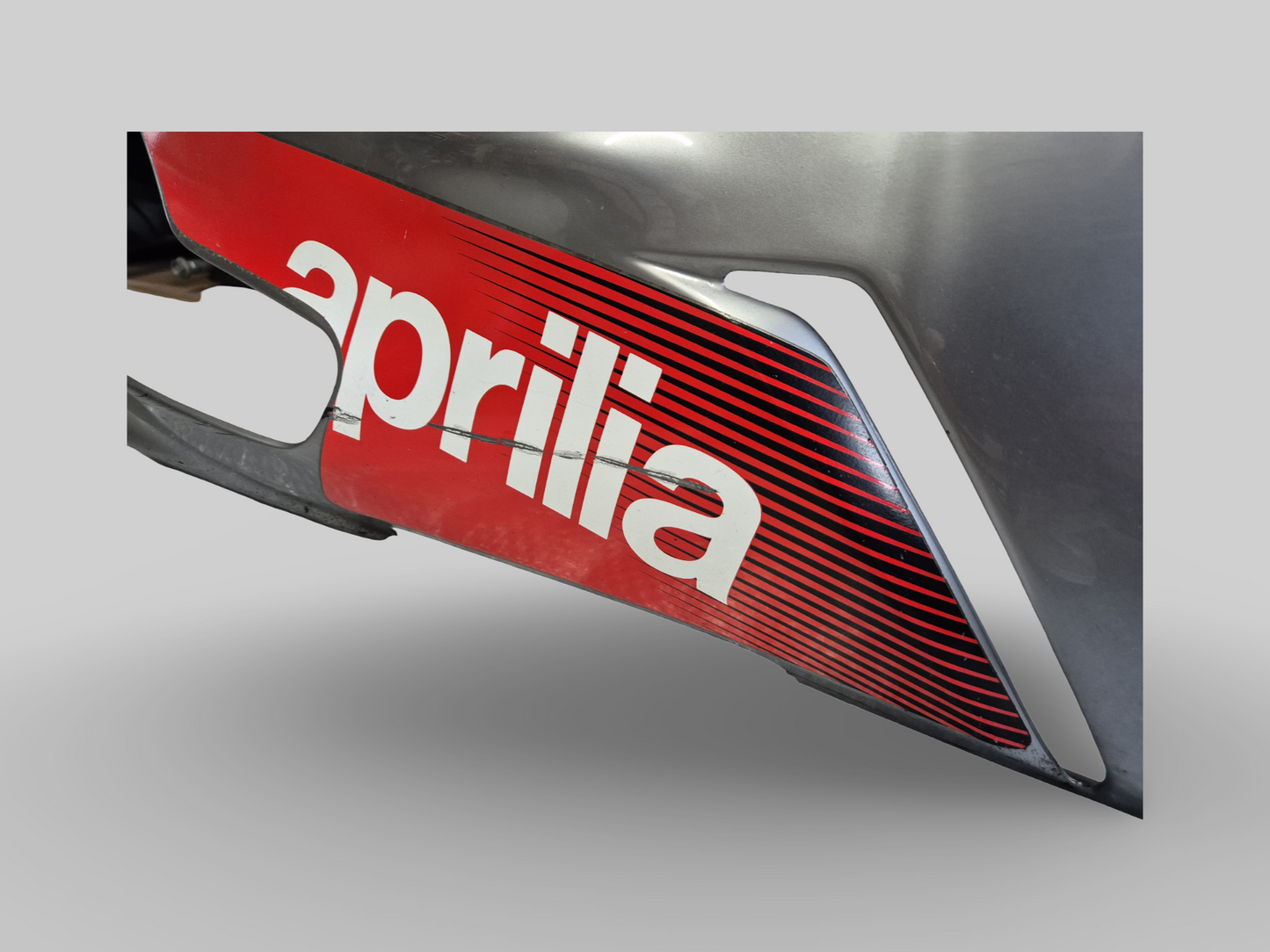 CARÉNAGE SUPÉRIEUR DROIT GRIS AP8158657 Aprilia RSV1000R (+FACTORY) 04-09 