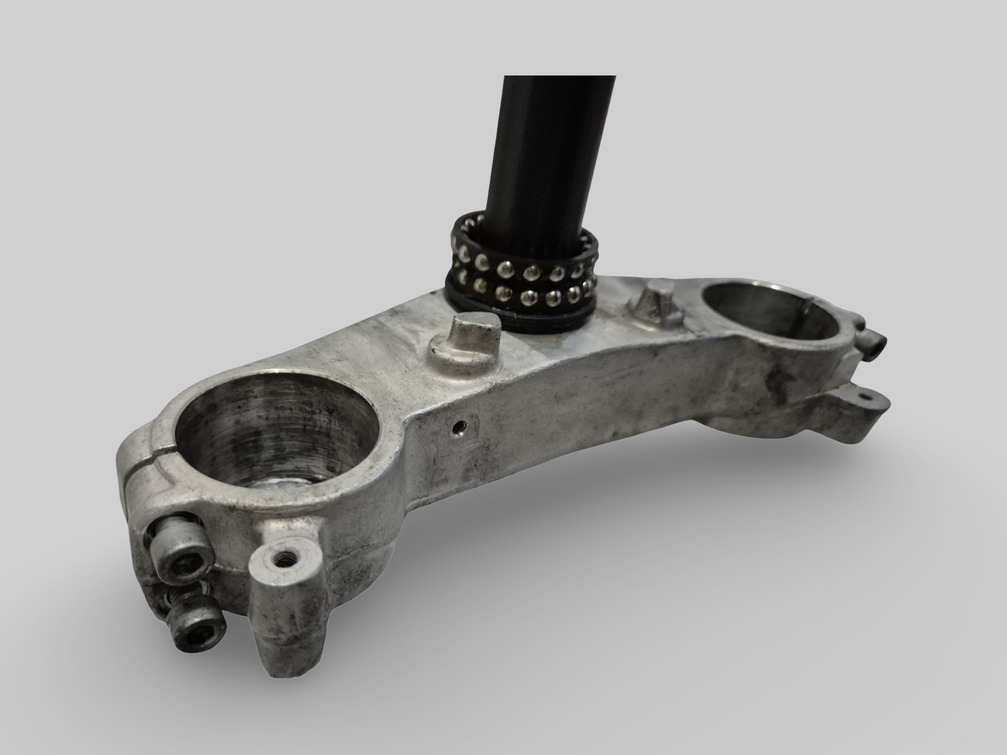 BASE DE TIGE DE PINCE INFÉRIEURE AP8123640 Aprilia RSV Mille 98-03 / Tuono 02-05 