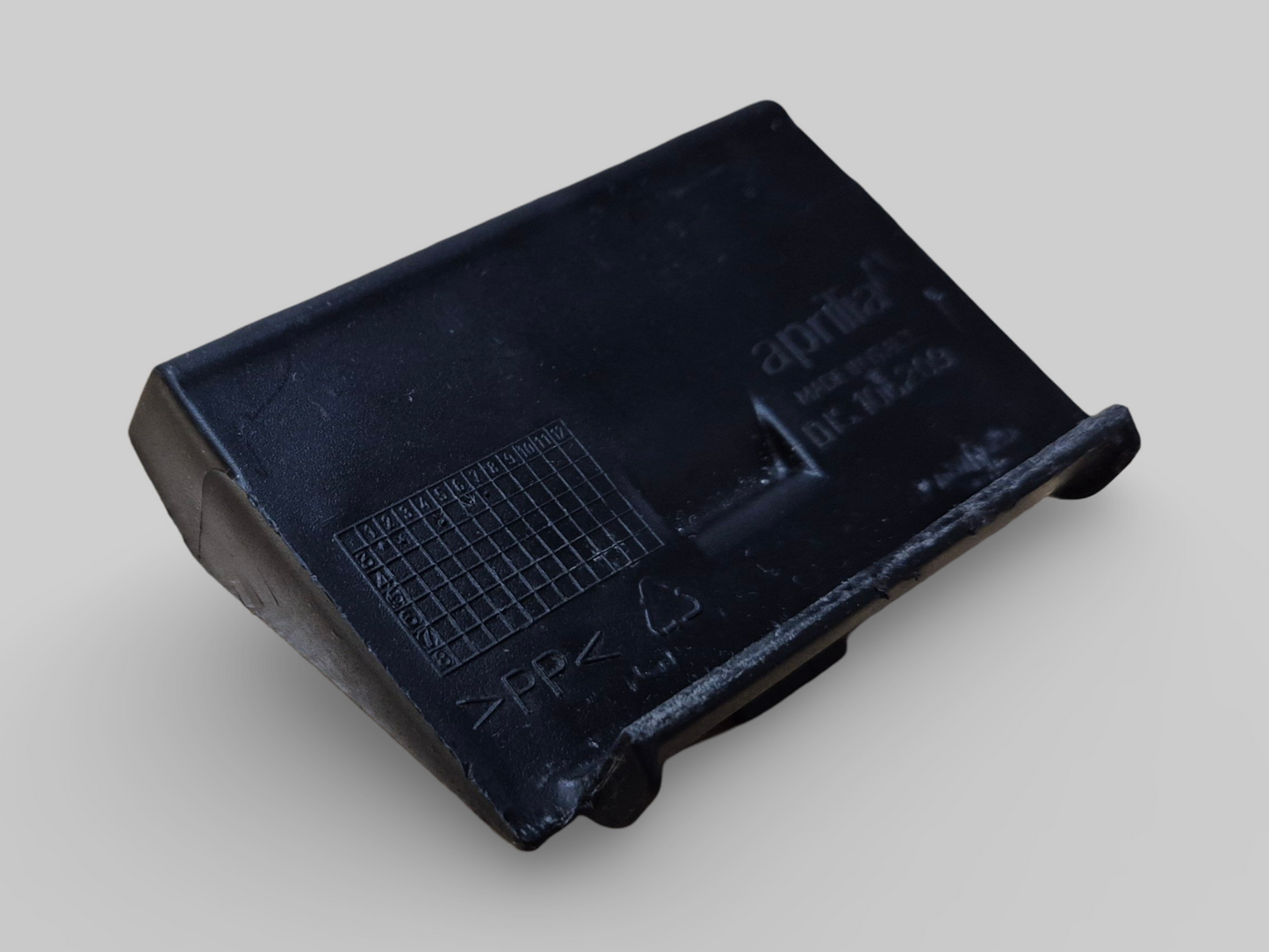 BATTERY FIXING PLATE CLAMP DIS106209 AP8134788 Aprilia RSV1000R 04-10 / Tuono 1000R 06-10