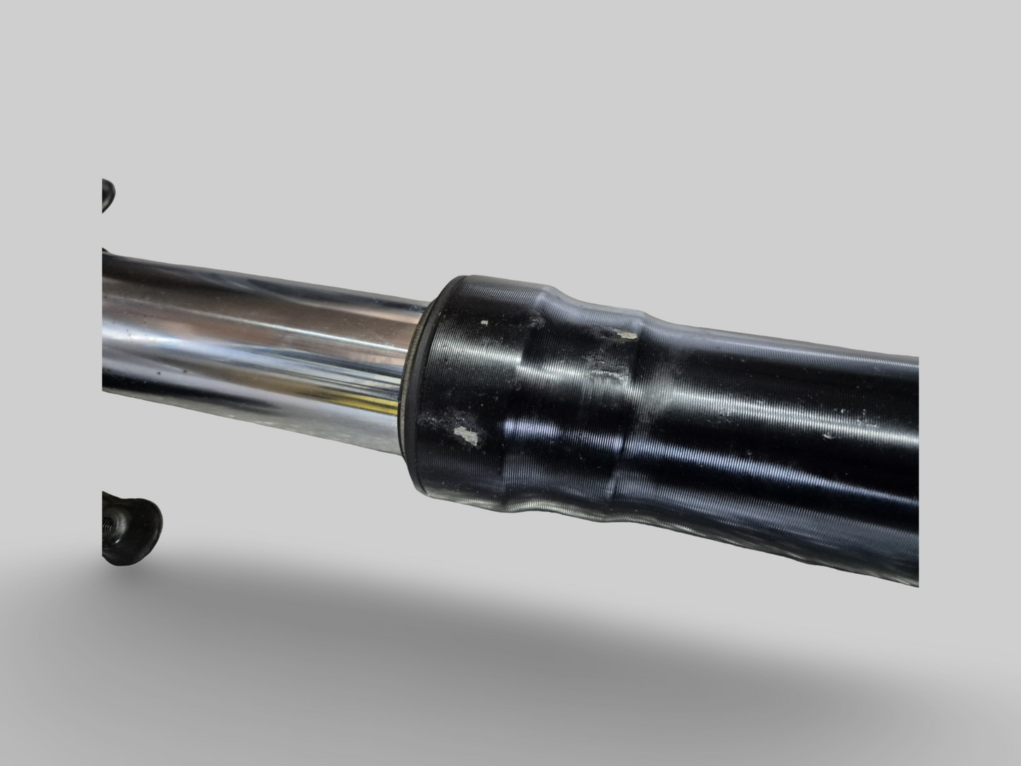 RIGHT-HAND SIDE SHOWA AXIAL FORK LEG AP8123637 Aprilia RSV Mille 98-03 / Tuono 02-05