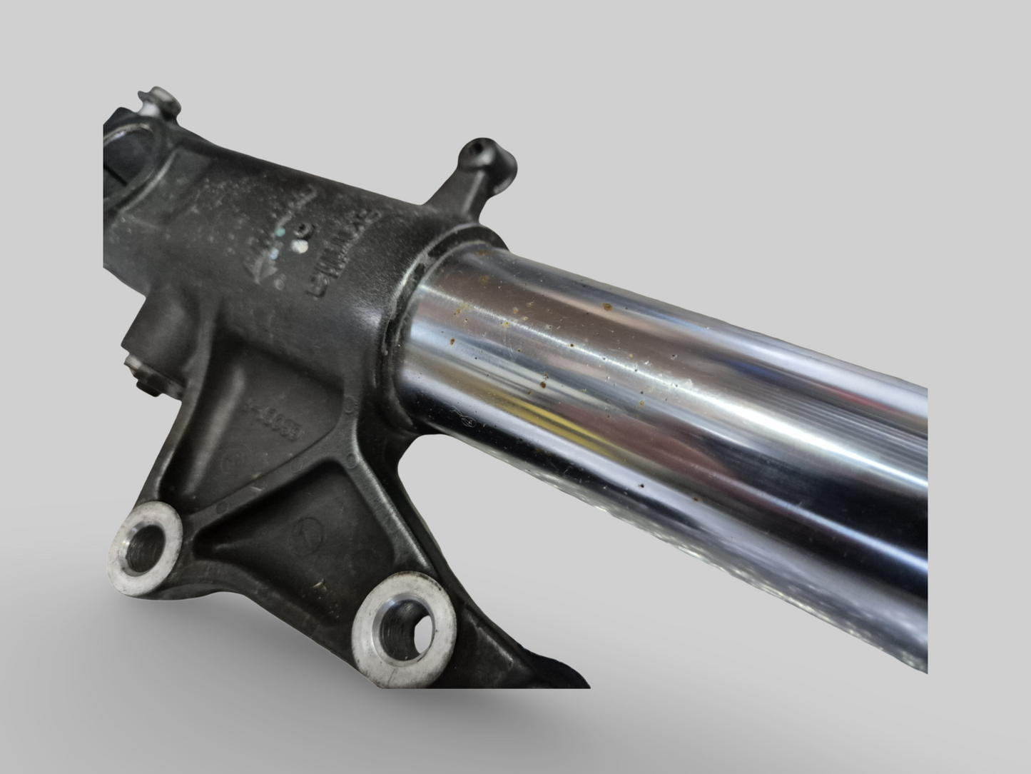 RIGHT-HAND SIDE SHOWA AXIAL FORK LEG AP8123637 Aprilia RSV Mille 98-03 / Tuono 02-05