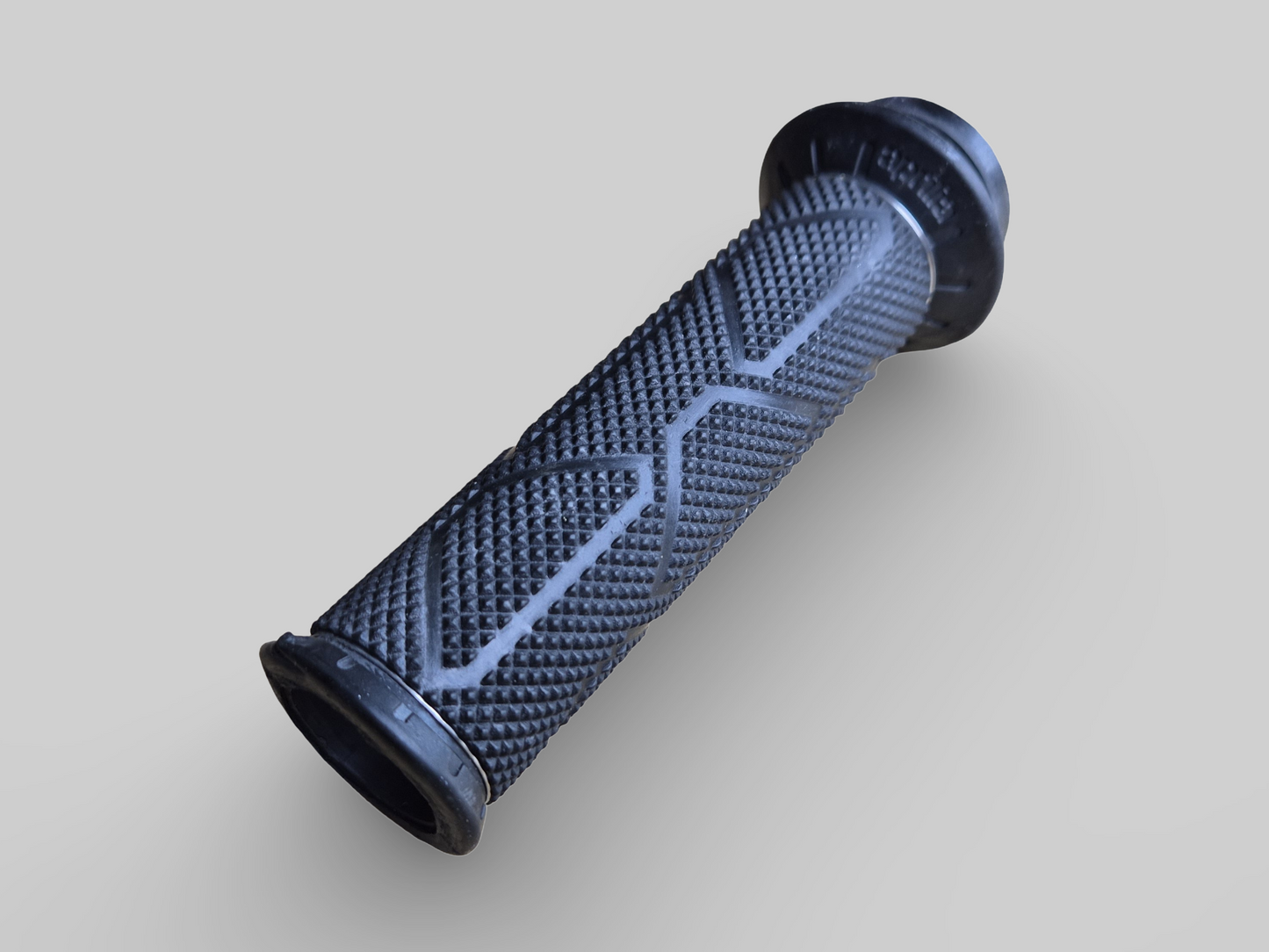 RIGHT HANDLE BAR GRIP THROTTLE AP8118501 Aprilia RSV Mille 98-03 / Tuono 02-05