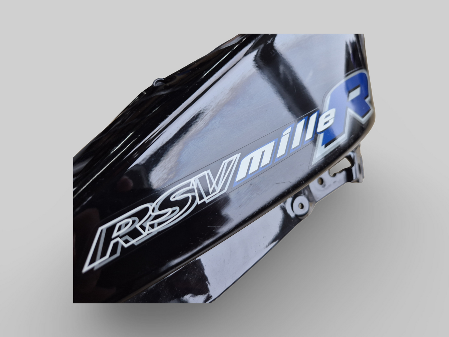 CONDUIT D'ADMISSION D'AIR EXTÉRIEUR CÔTÉ DROIT FAUX CARBONE TREMPÉ AP8139416 Aprilia RSV Mille 1998-2003 