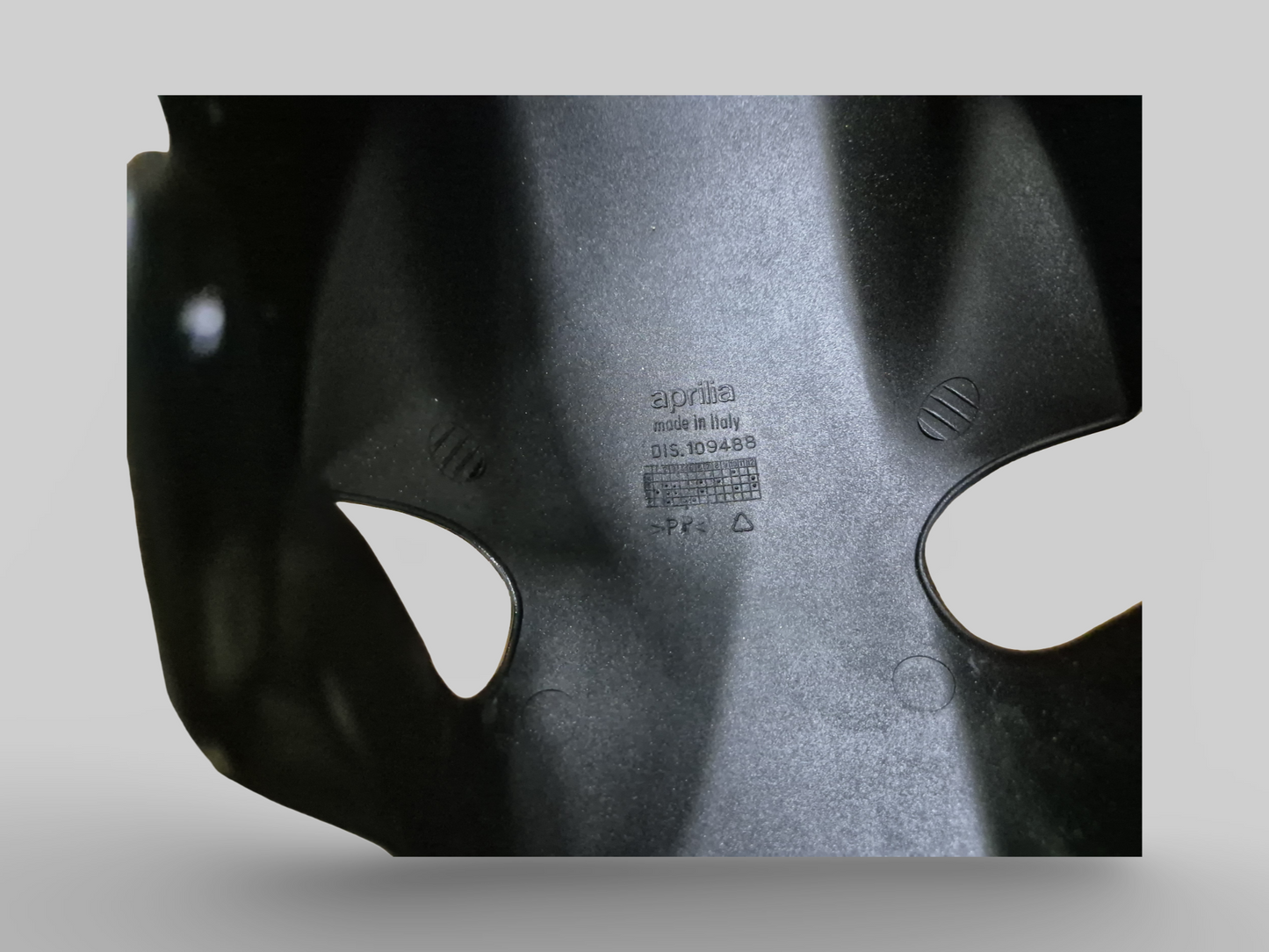 GARDE-BOUE AVANT NOIR AP8156254 Aprilia RSV1000R 04-10 / Tuono 1000R 06-10 