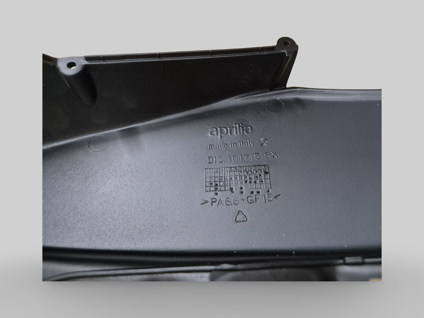 Conduit d'admission d'air extérieur droit noir mat AP8168143 Aprilia RSV Mille 1998-2003 