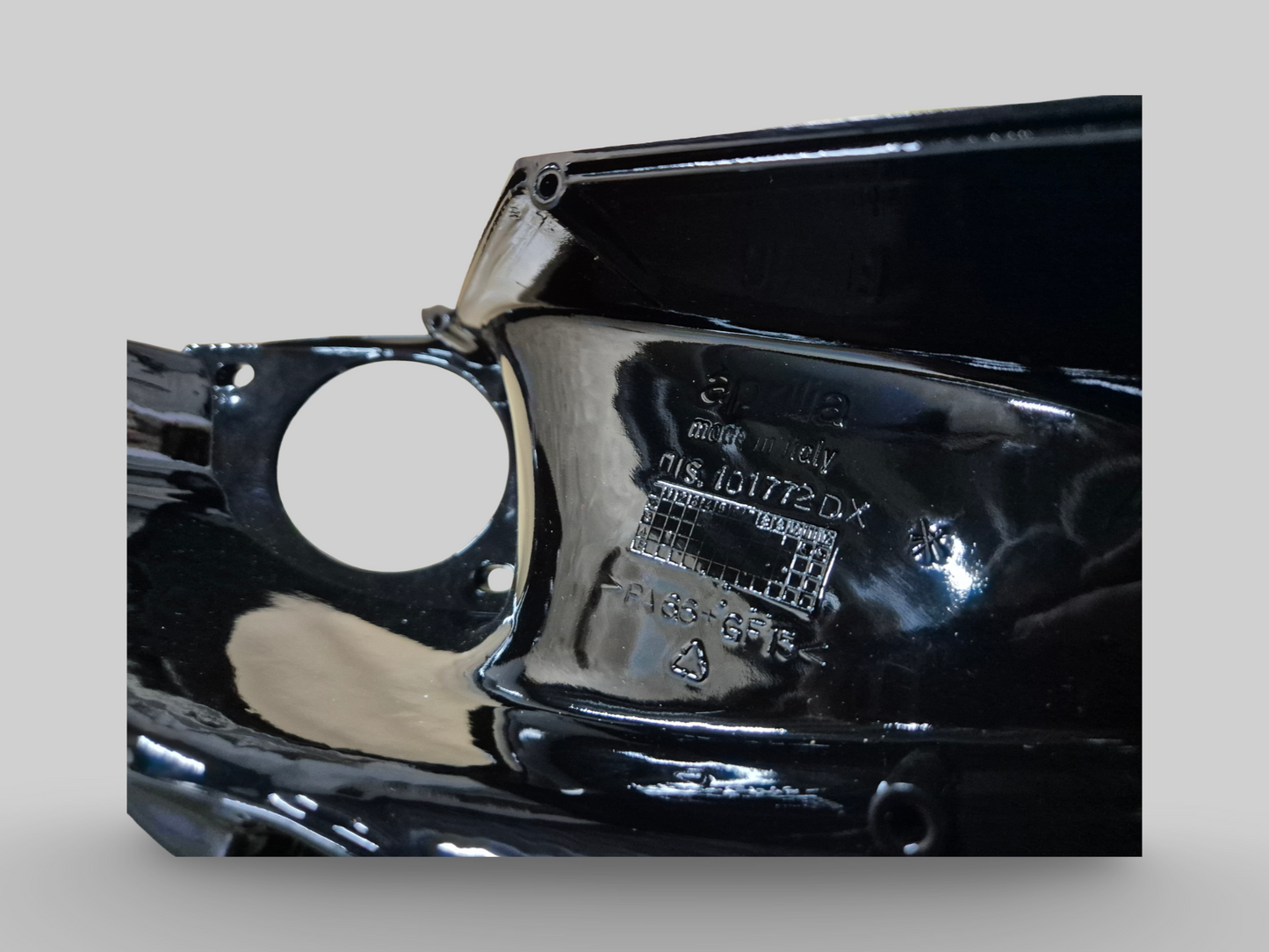 CARÉNAGE DE CONDUIT D'AIR INTÉRIEUR DROITE FAUX CARBONE TREMPÉ Aprilia RSV Mille 98-03 