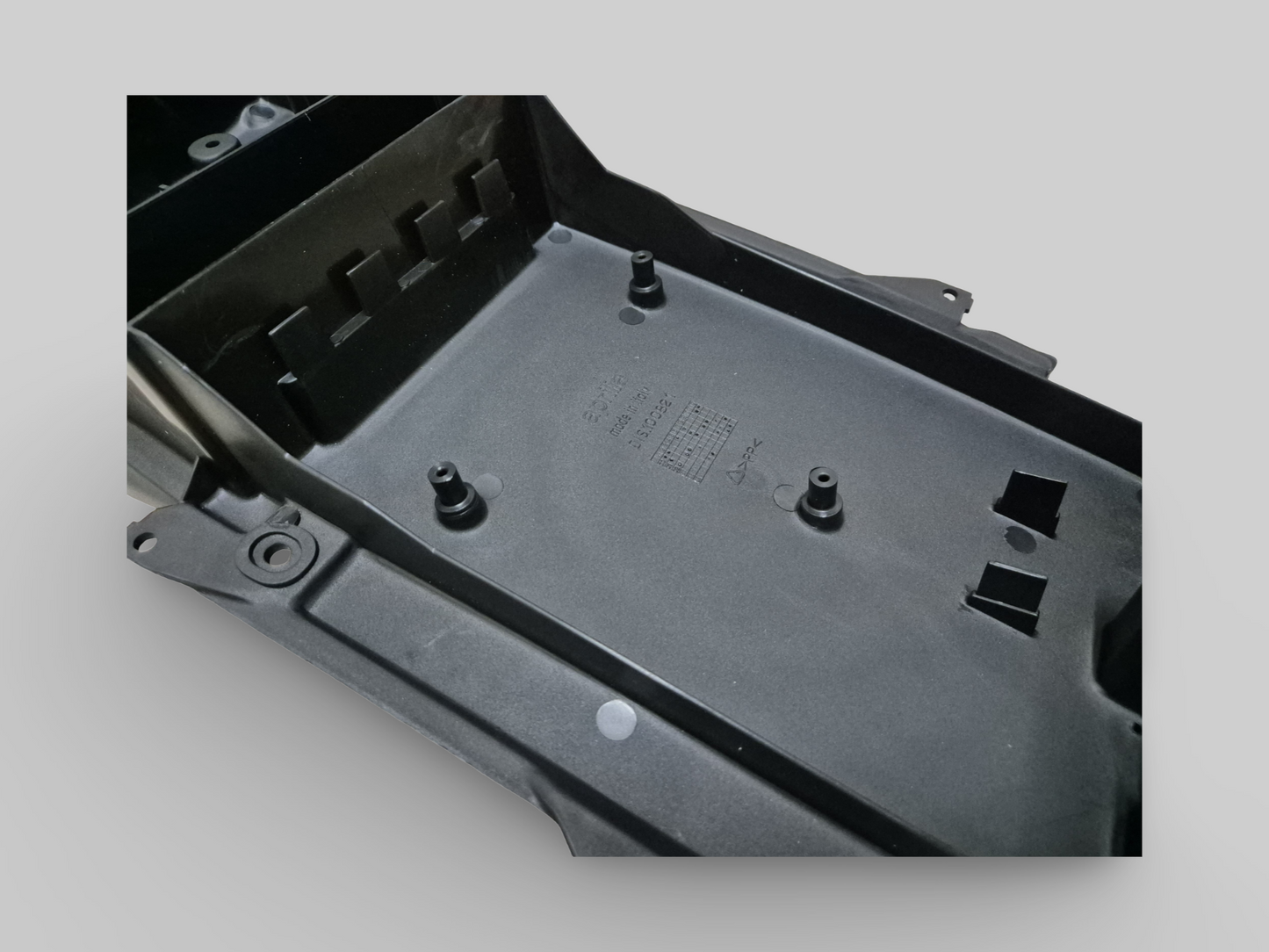 SOUS SELLE / SUPPORT DE BATTERIE AP8138591 Aprilia RSV Mille 98-03 