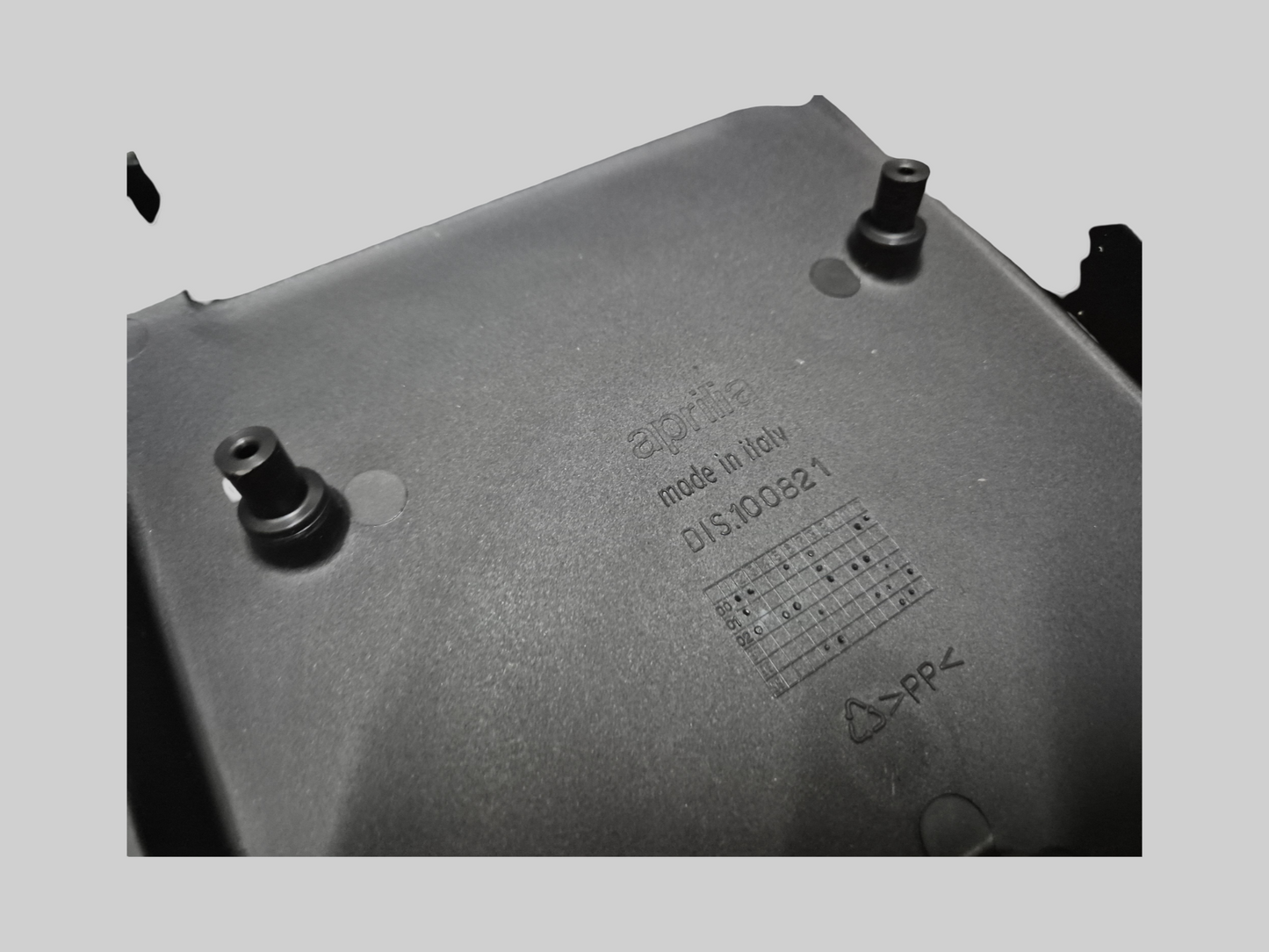 SOUS SELLE / SUPPORT DE BATTERIE AP8138591 Aprilia RSV Mille 98-03 