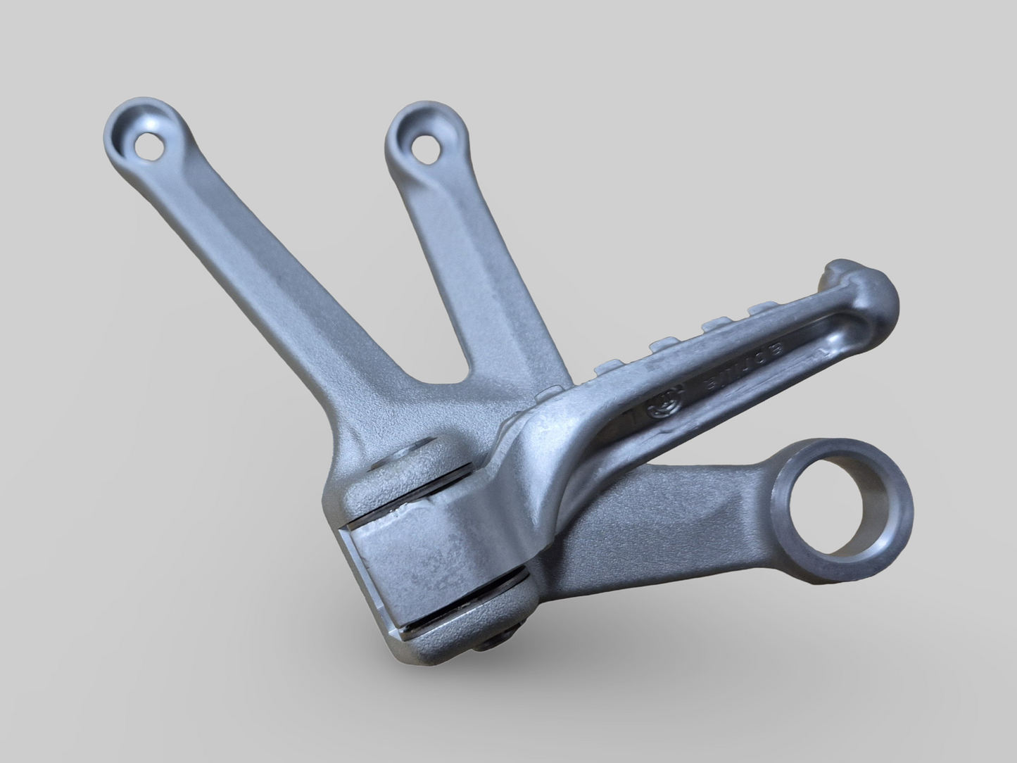 SUPPORT DE REPOSE-PIED PASSAGER GAUCHE AP8154071 Aprilia RSV1000R 04-10 / Tuono 1000R 06-10 
