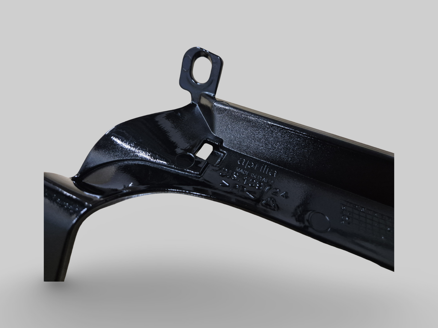 TAIL FAIRING CLOSURE CENTER PIECE BLACK AP8184324 Aprilia RSV10004 06-10 / Tuono 1000R 06-10