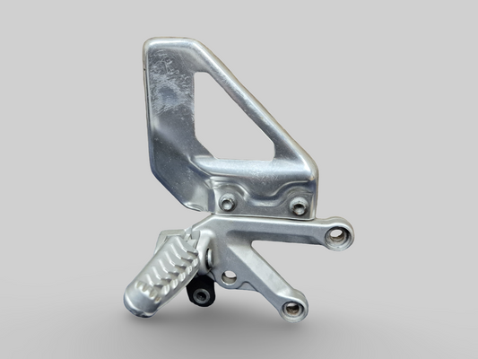 SUPPORT DE REPOSE-PIEDS AVANT DROIT AP8154070 Aprilia RSV1000R 04-10 / Tuono 1000R 06-10 