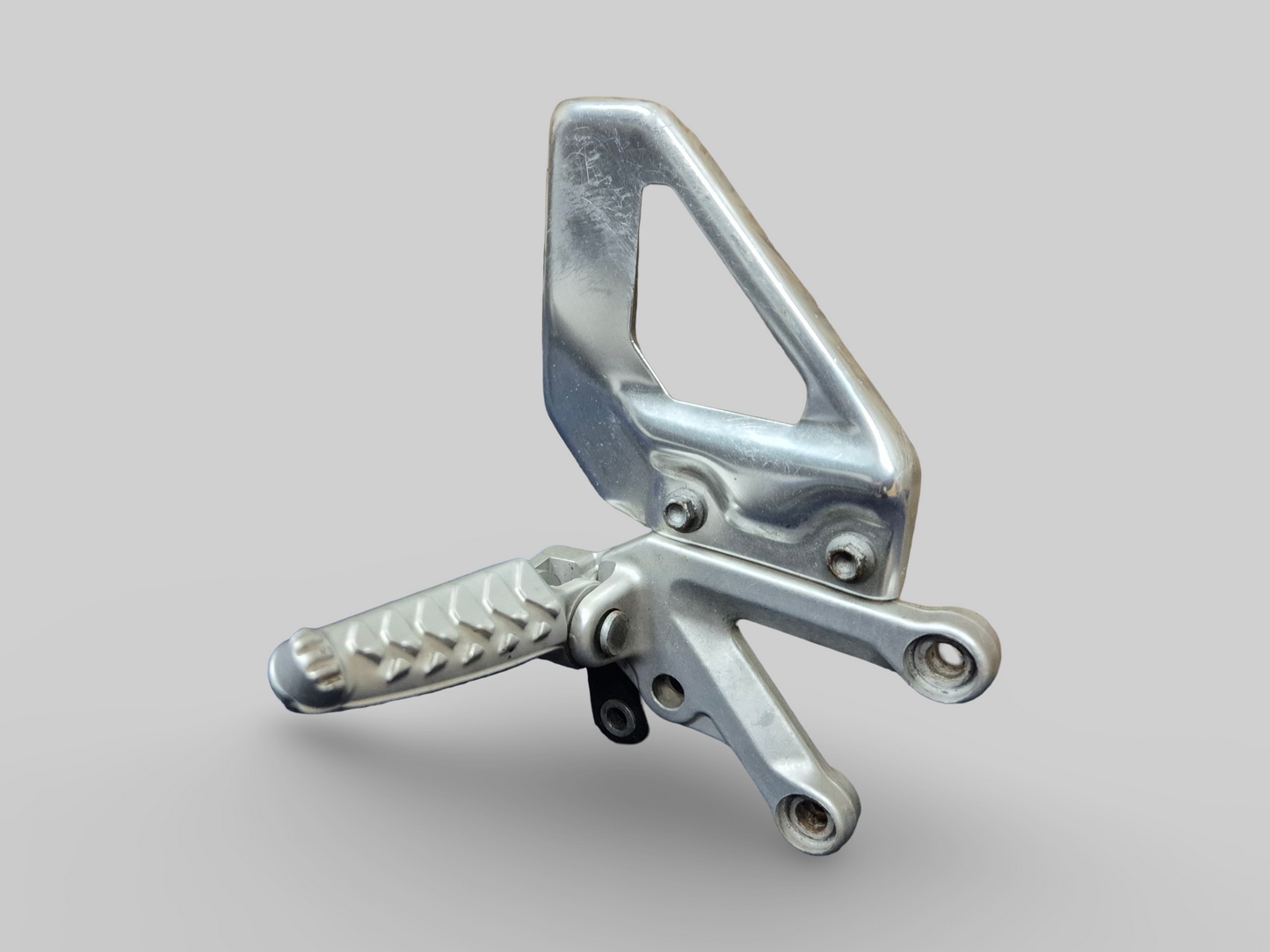 SUPPORT DE REPOSE-PIEDS AVANT DROIT AP8154070 Aprilia RSV1000R 04-10 / Tuono 1000R 06-10 