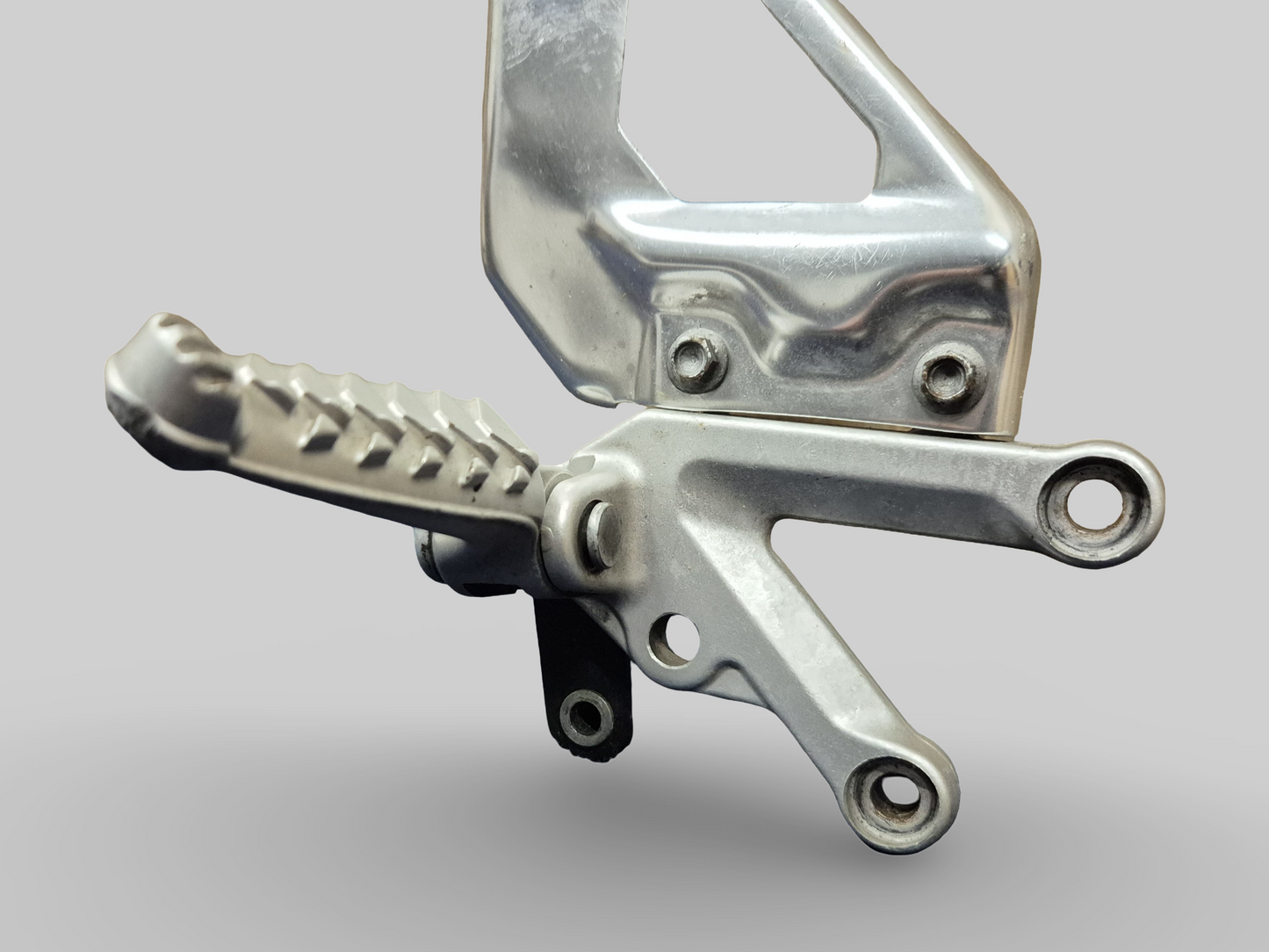 SUPPORT DE REPOSE-PIEDS AVANT DROIT AP8154070 Aprilia RSV1000R 04-10 / Tuono 1000R 06-10 