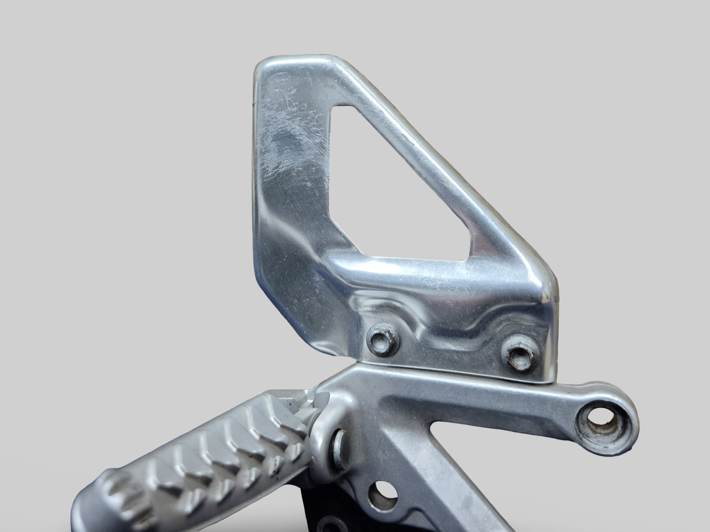 SUPPORT DE REPOSE-PIEDS AVANT DROIT AP8154070 Aprilia RSV1000R 04-10 / Tuono 1000R 06-10 