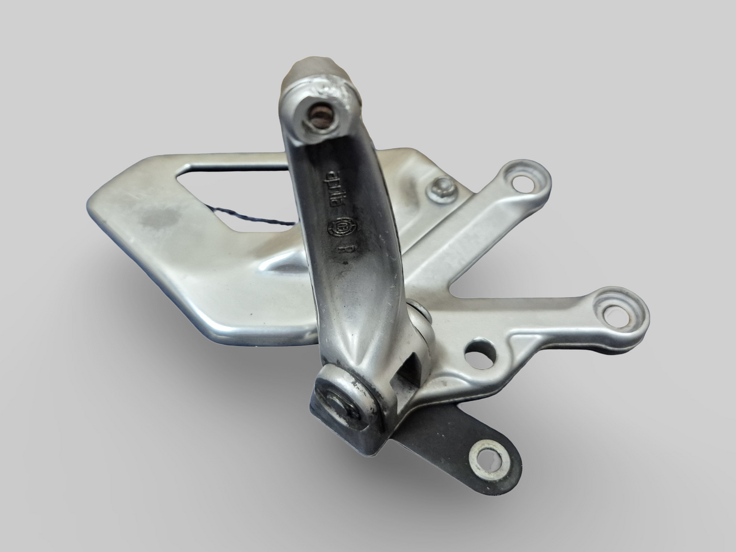 SUPPORT DE REPOSE-PIEDS AVANT DROIT AP8154070 Aprilia RSV1000R 04-10 / Tuono 1000R 06-10 