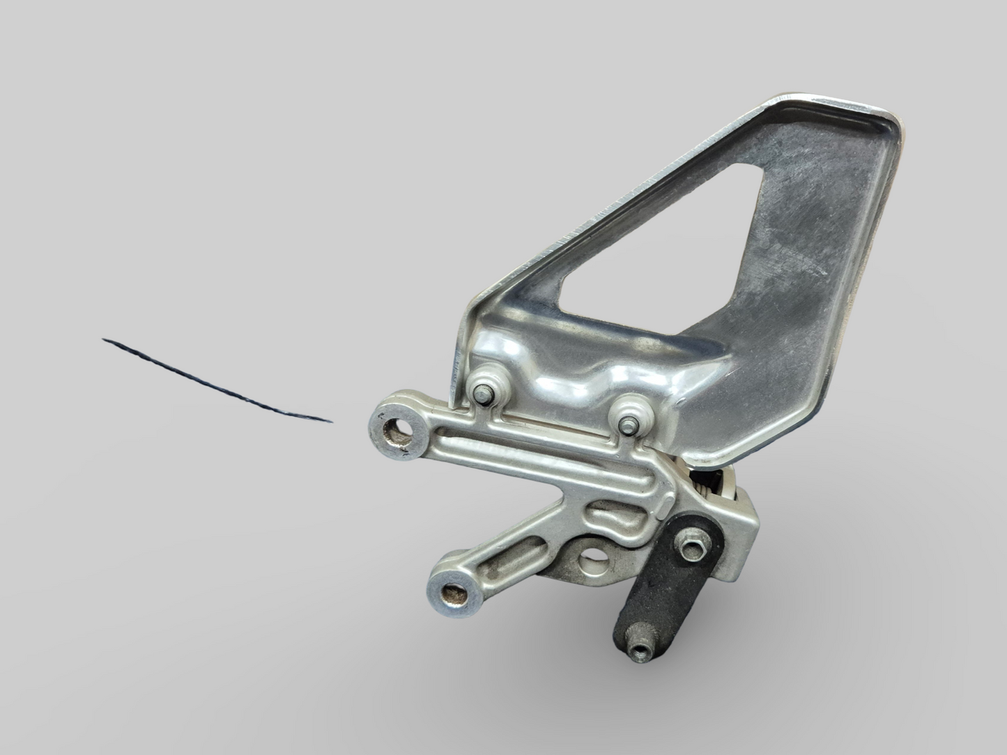 SUPPORT DE REPOSE-PIEDS AVANT DROIT AP8154070 Aprilia RSV1000R 04-10 / Tuono 1000R 06-10 