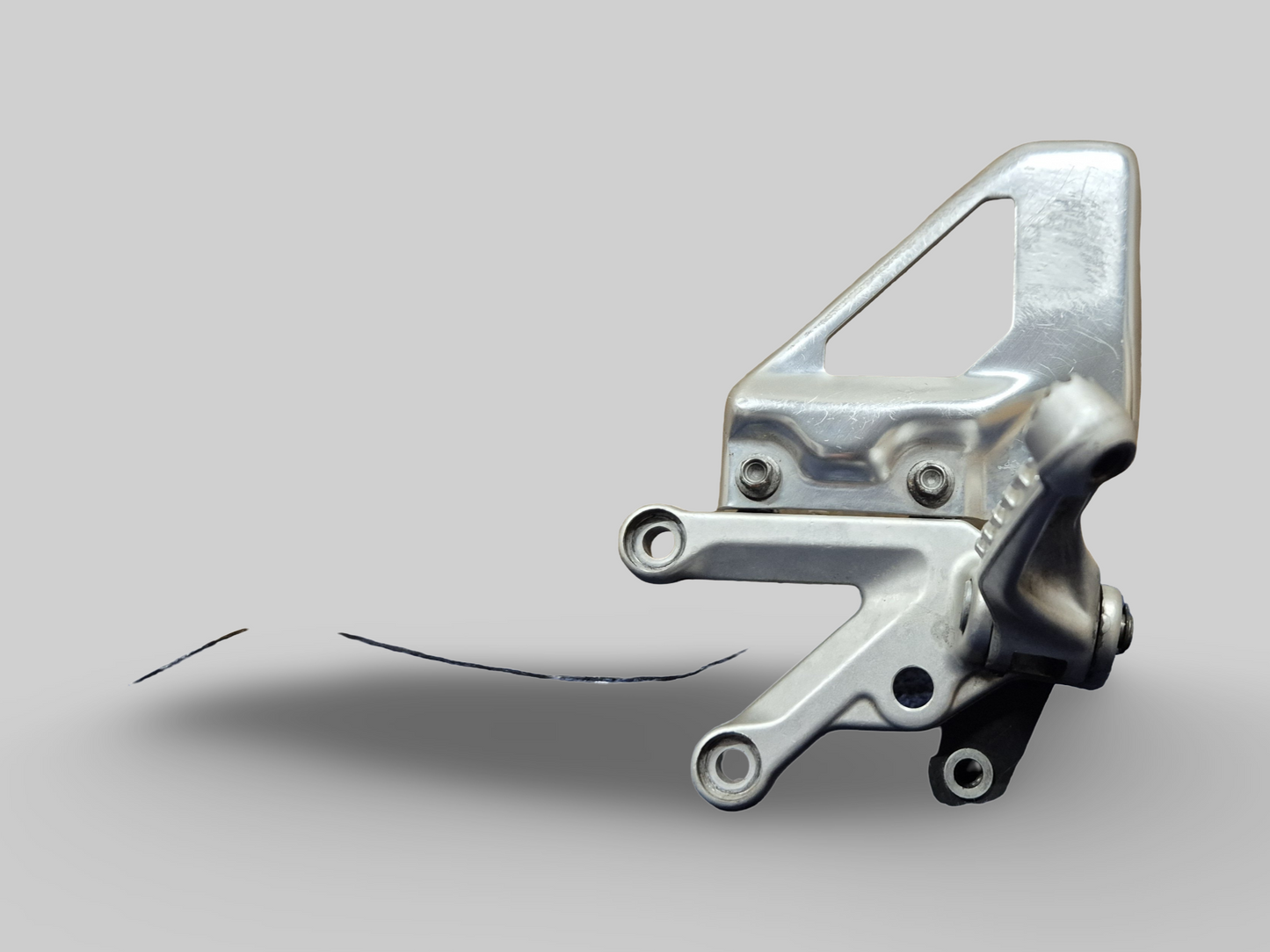 SUPPORT DE REPOSE-PIEDS AVANT GAUCHE AP8154069 Aprilia RSV1000R 04-10 / Tuono 1000R 06-10 