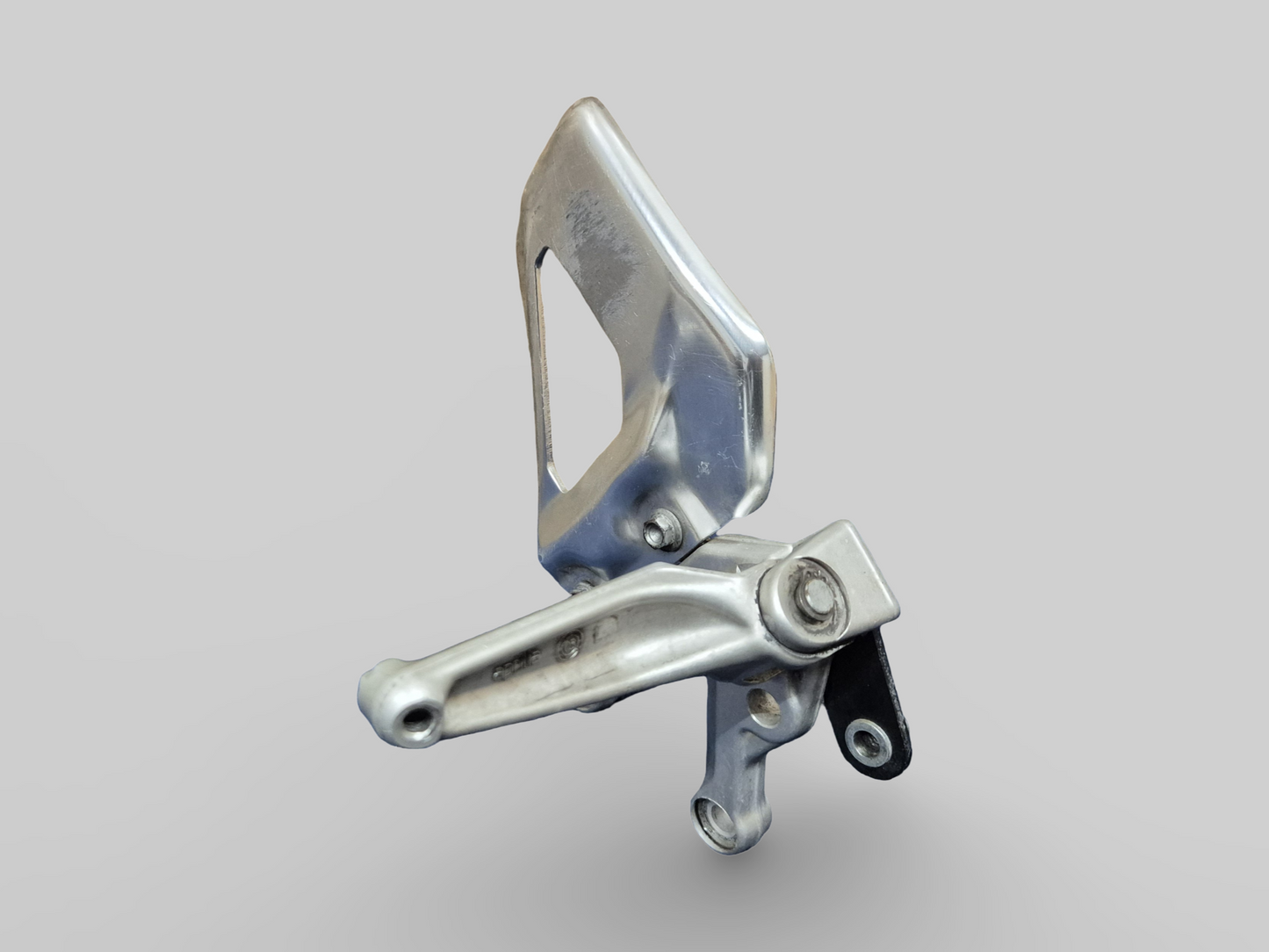 SUPPORT DE REPOSE-PIEDS AVANT GAUCHE AP8154069 Aprilia RSV1000R 04-10 / Tuono 1000R 06-10 
