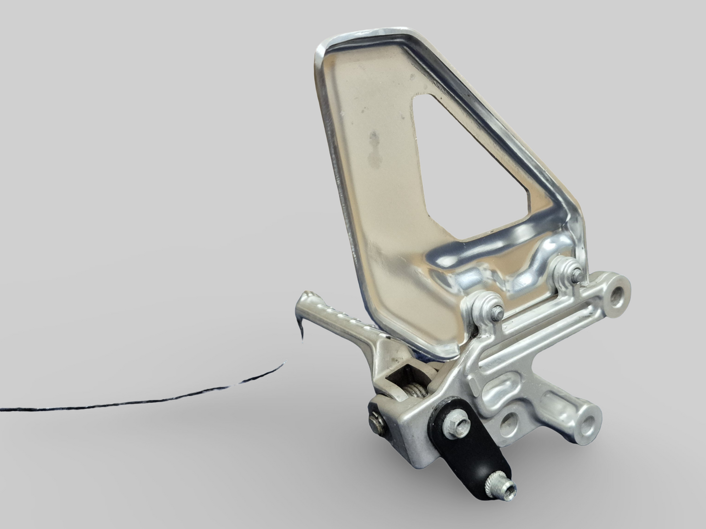 SUPPORT DE REPOSE-PIEDS AVANT GAUCHE AP8154069 Aprilia RSV1000R 04-10 / Tuono 1000R 06-10 