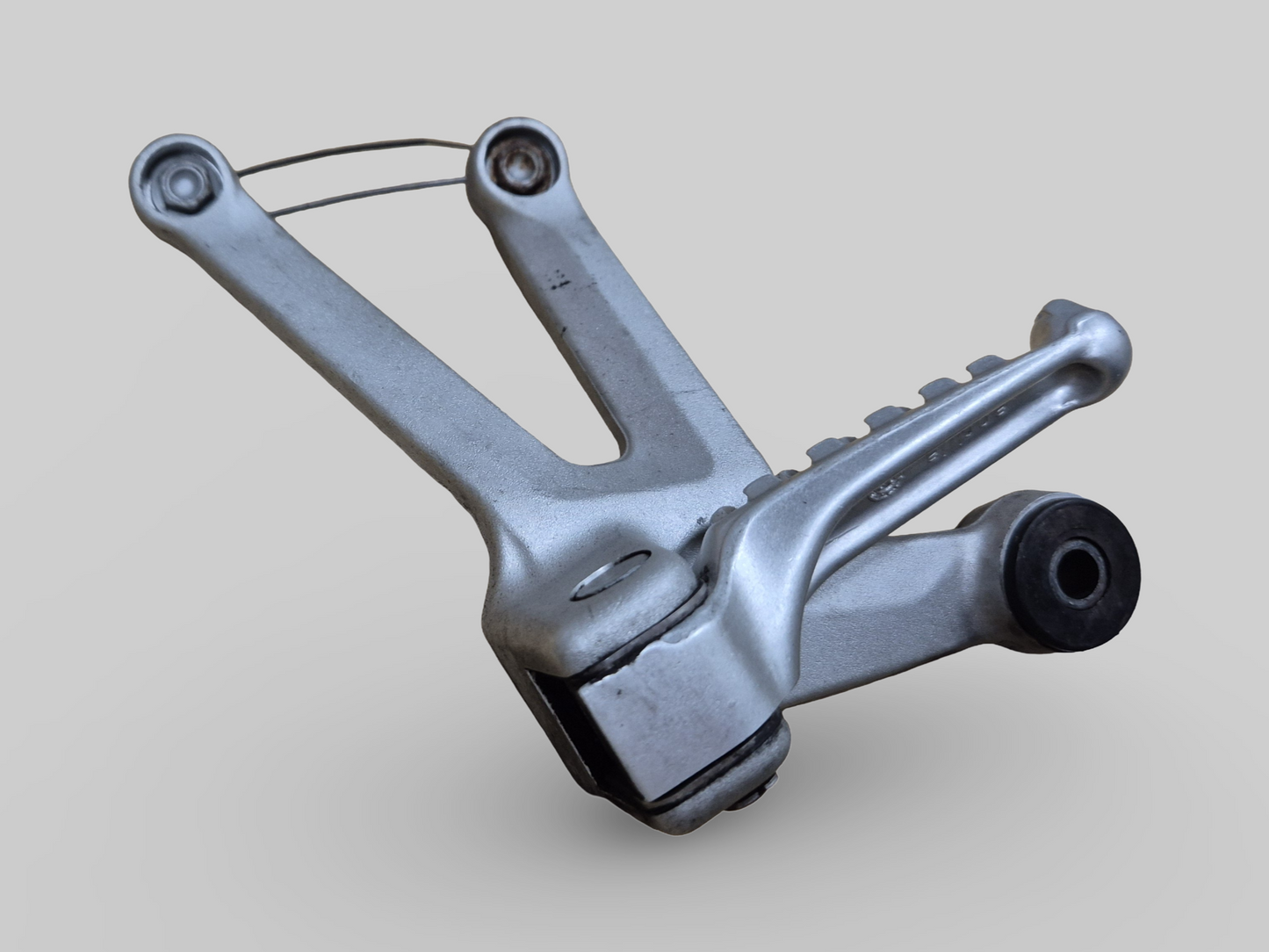 SUPPORT DE REPOSE-PIED PASSAGER GAUCHE AP8154071 Aprilia RSV1000R 04-10 / Tuono 1000R 06-10 