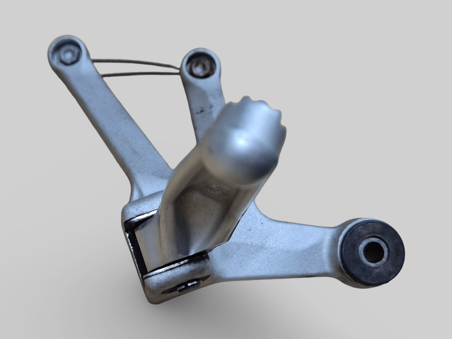 SUPPORT DE REPOSE-PIED PASSAGER GAUCHE AP8154071 Aprilia RSV1000R 04-10 / Tuono 1000R 06-10 